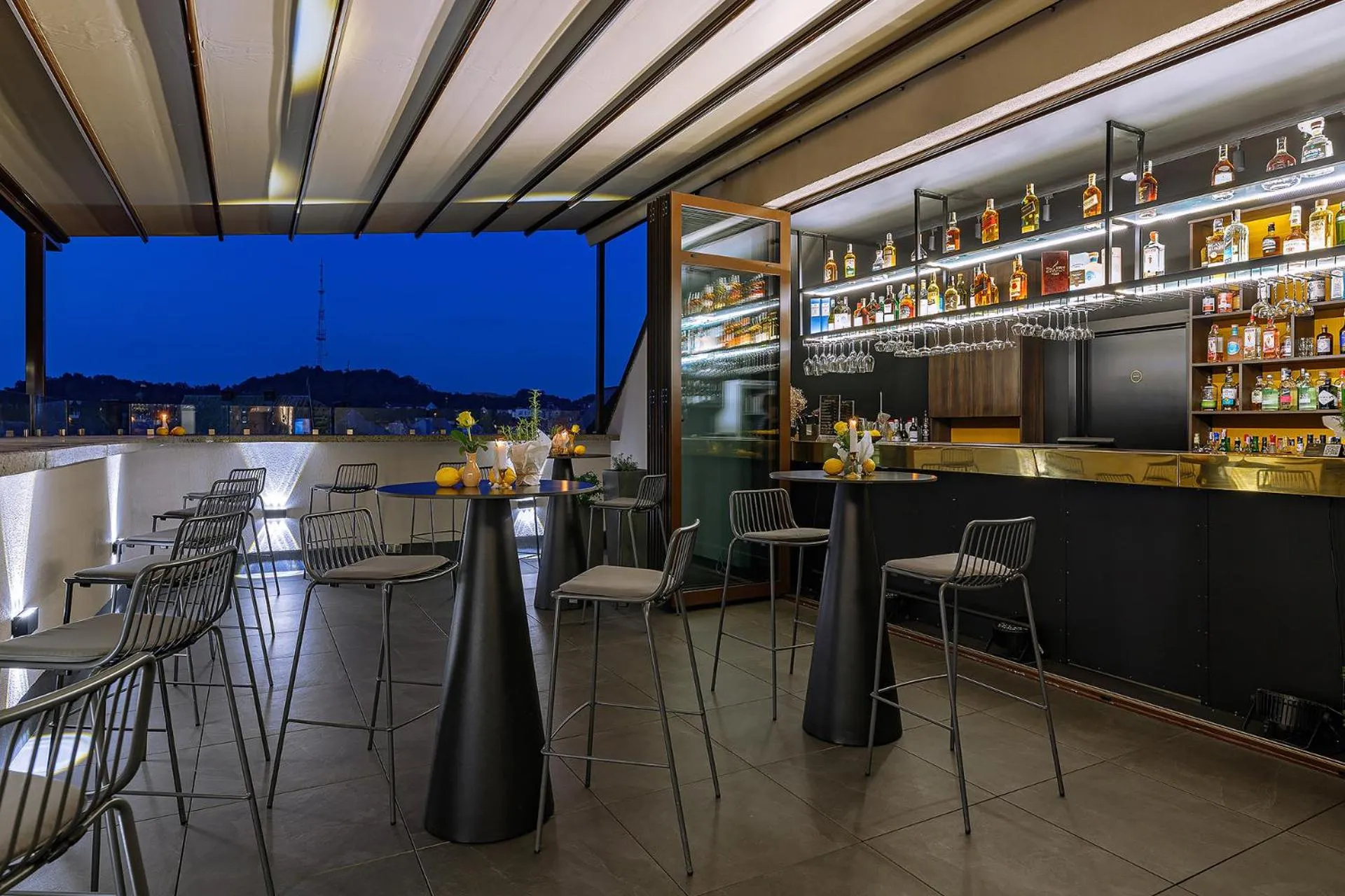 Restaurant/places to eat in BANKHOTEL