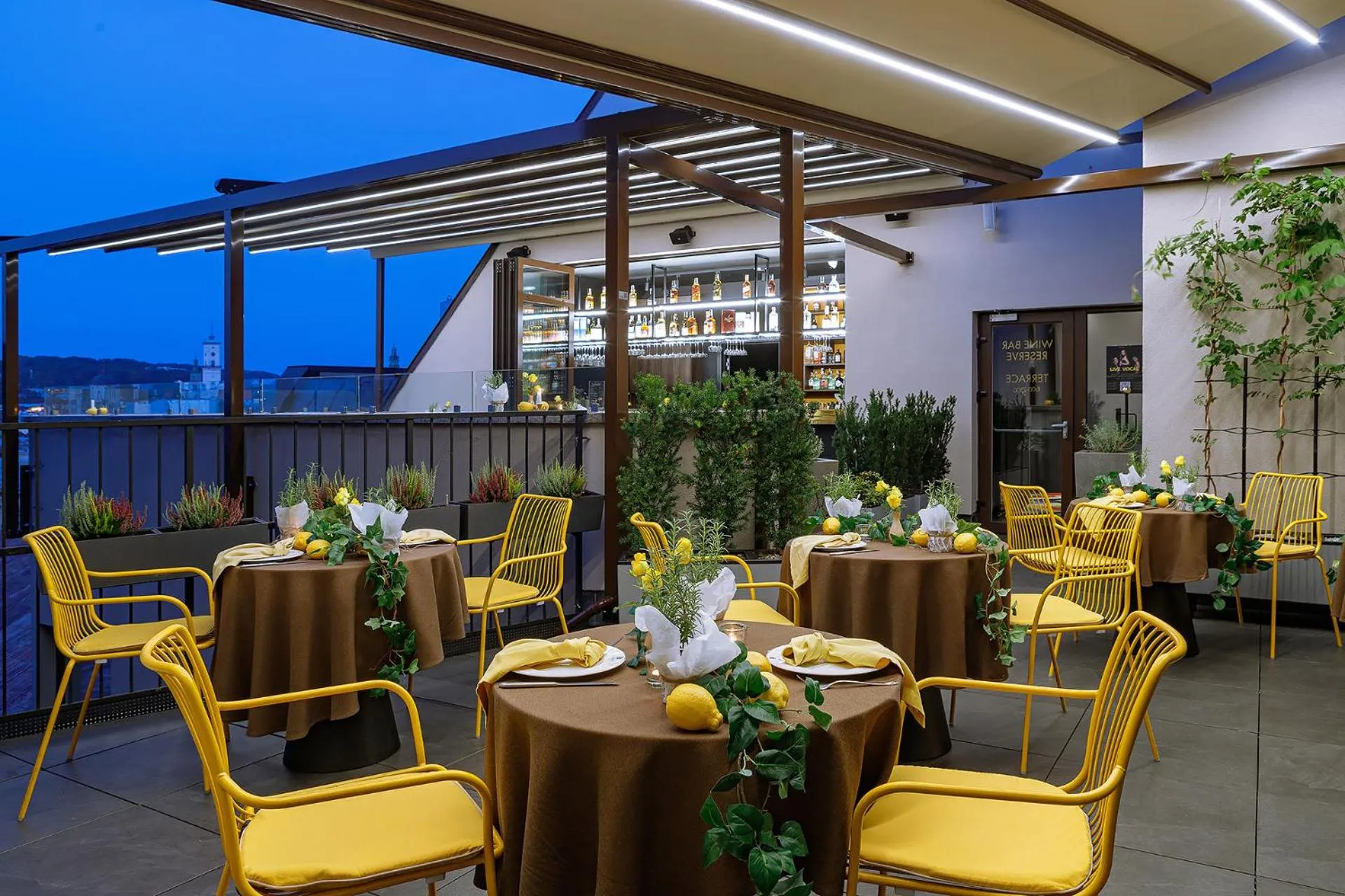 Restaurant/places to eat in BANKHOTEL