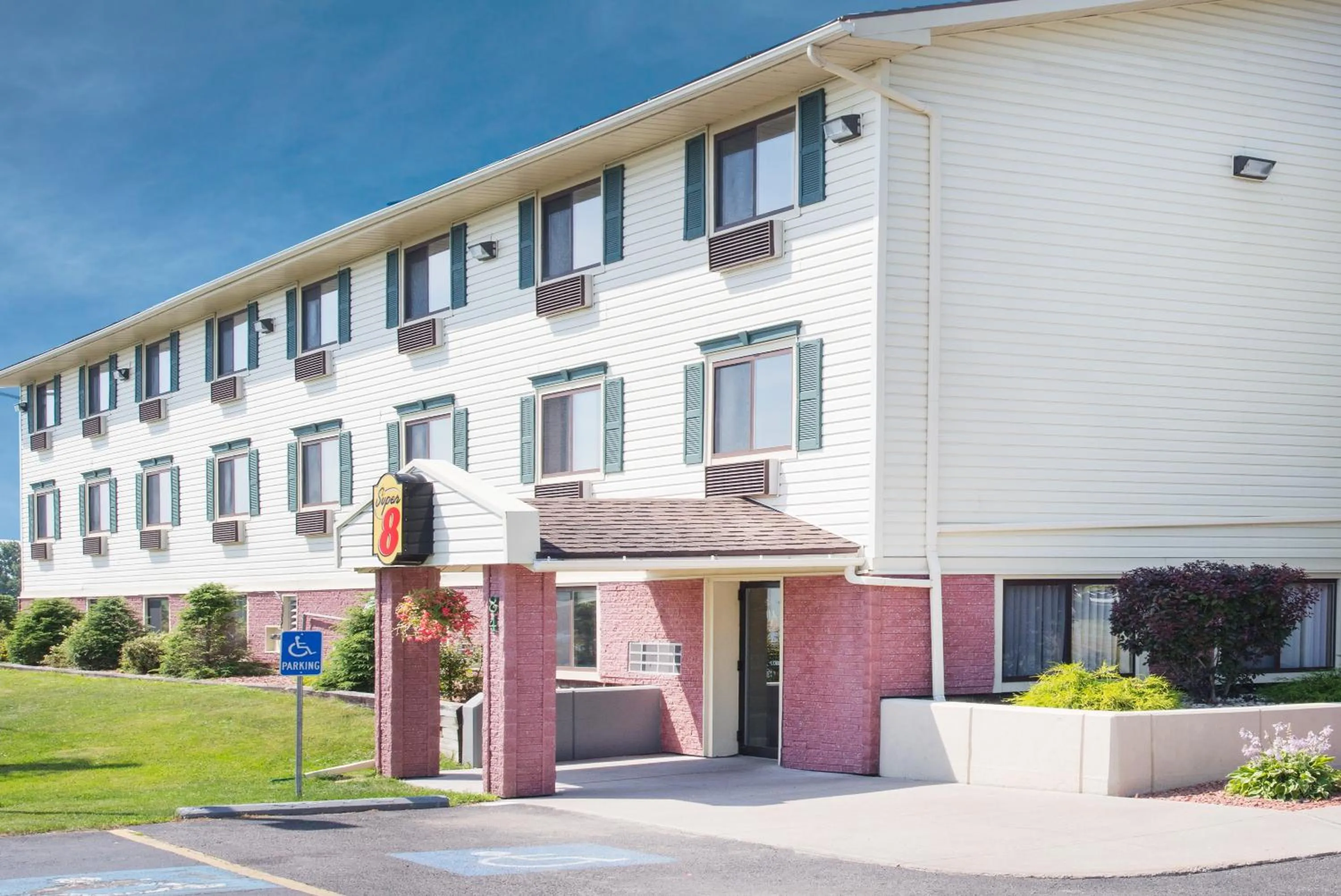 Facade/entrance in Super 8 by Wyndham Massena NY