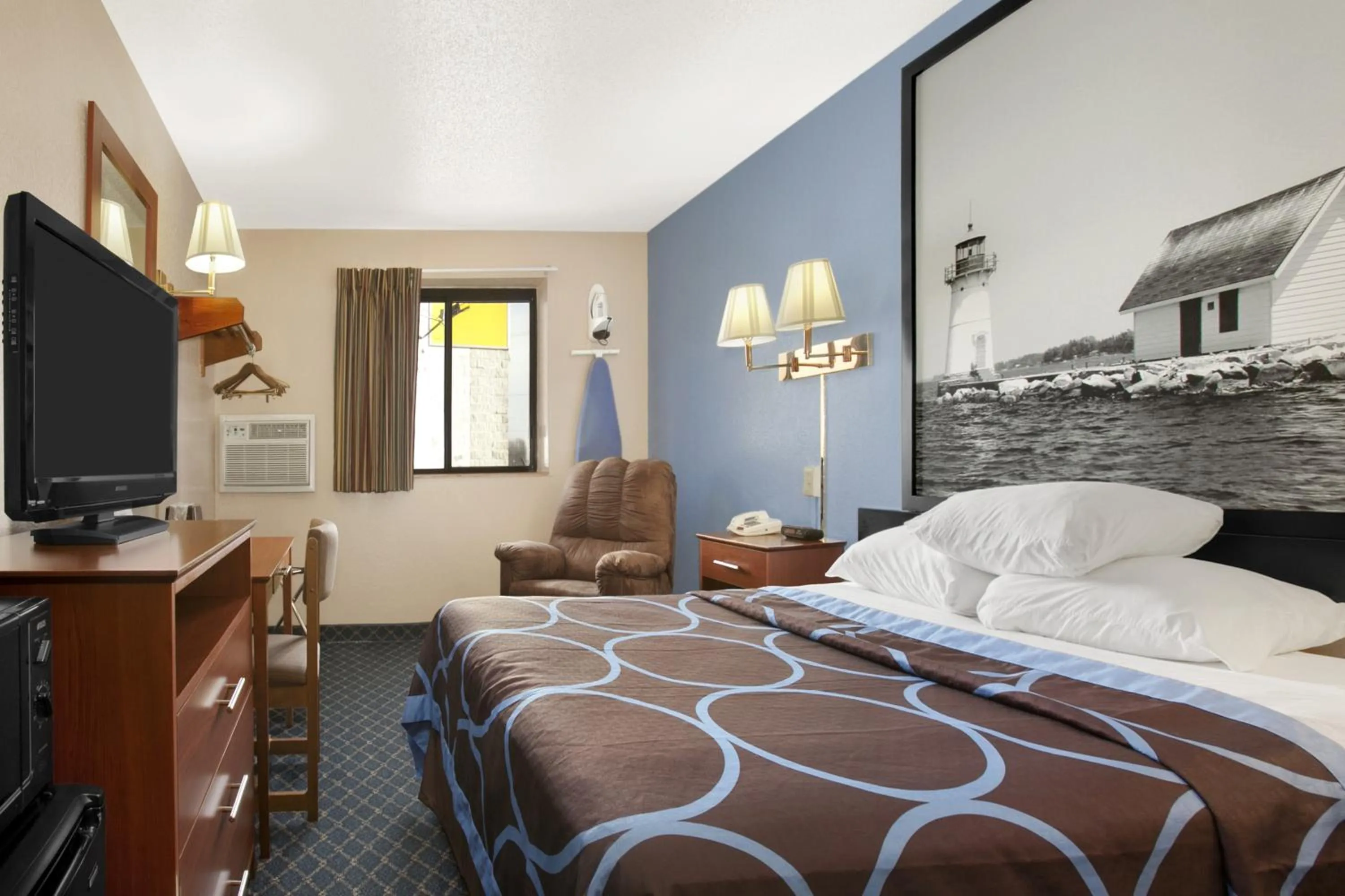 Day, Bed in Super 8 by Wyndham Massena NY