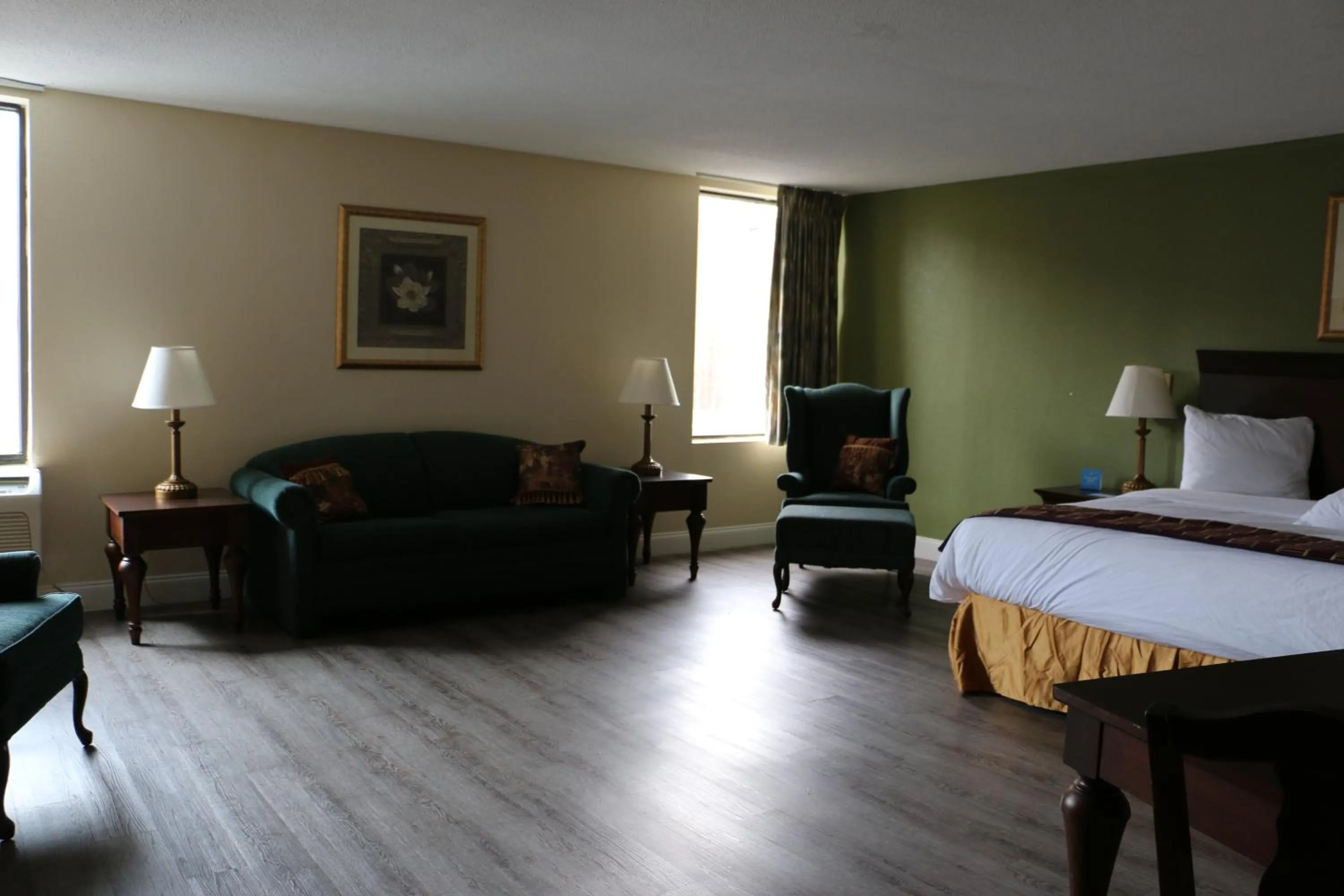 Seating area, Bed in Days Inn & Suites by Wyndham Rocky Mount Golden East