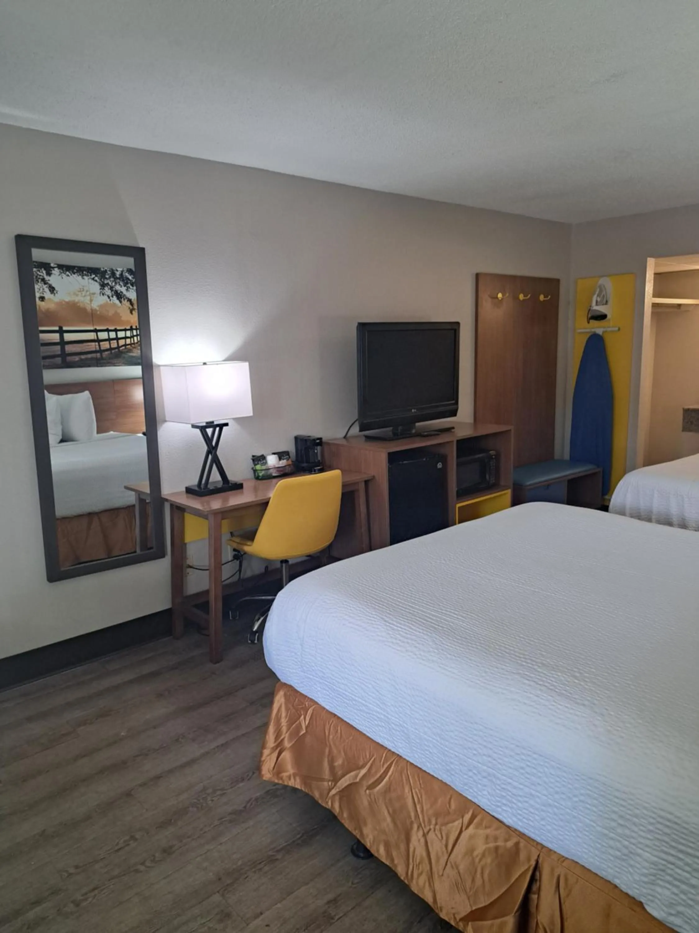 TV and multimedia, Bed in Days Inn & Suites by Wyndham Rocky Mount Golden East