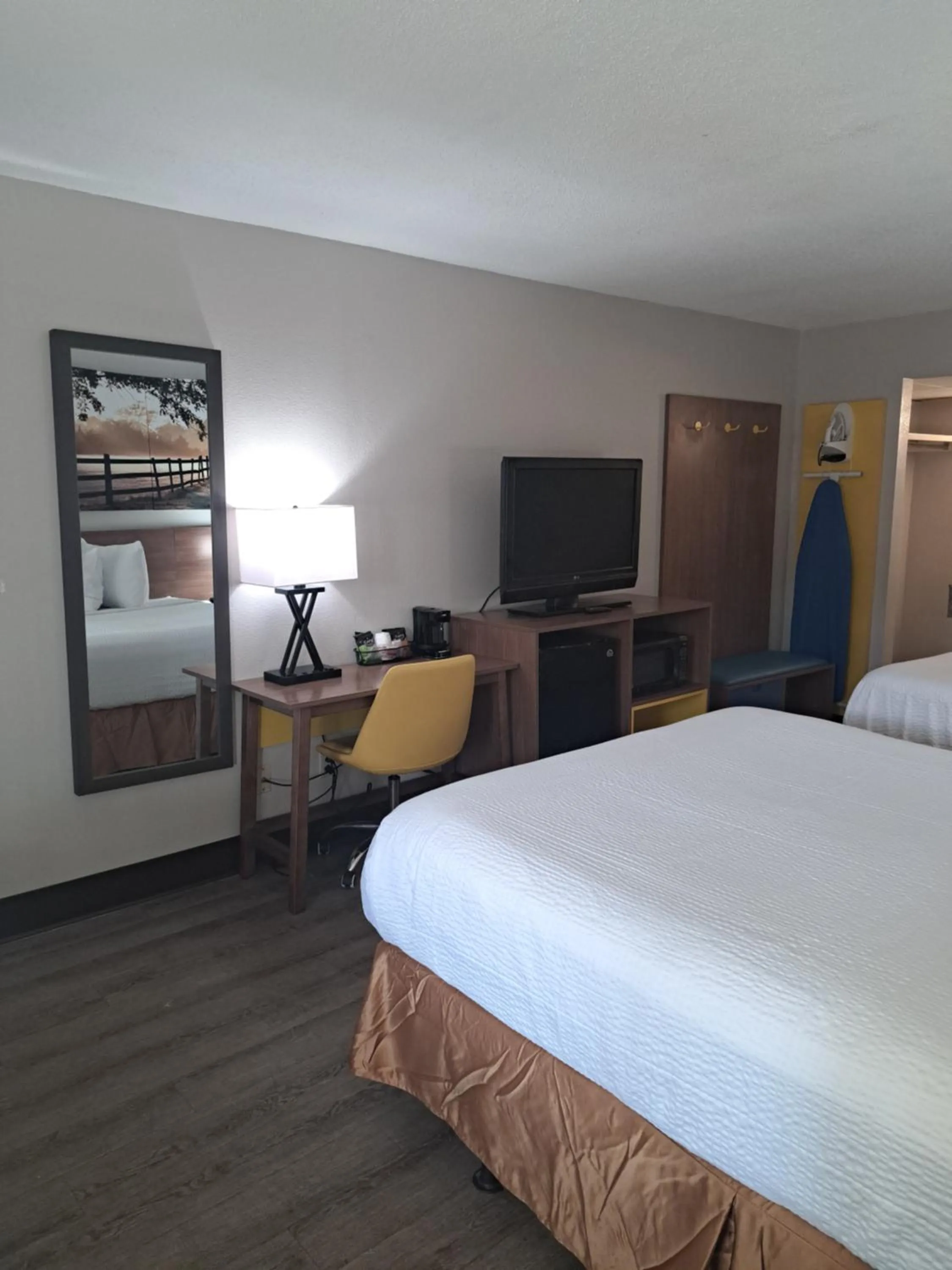 TV and multimedia, Bed in Days Inn & Suites by Wyndham Rocky Mount Golden East