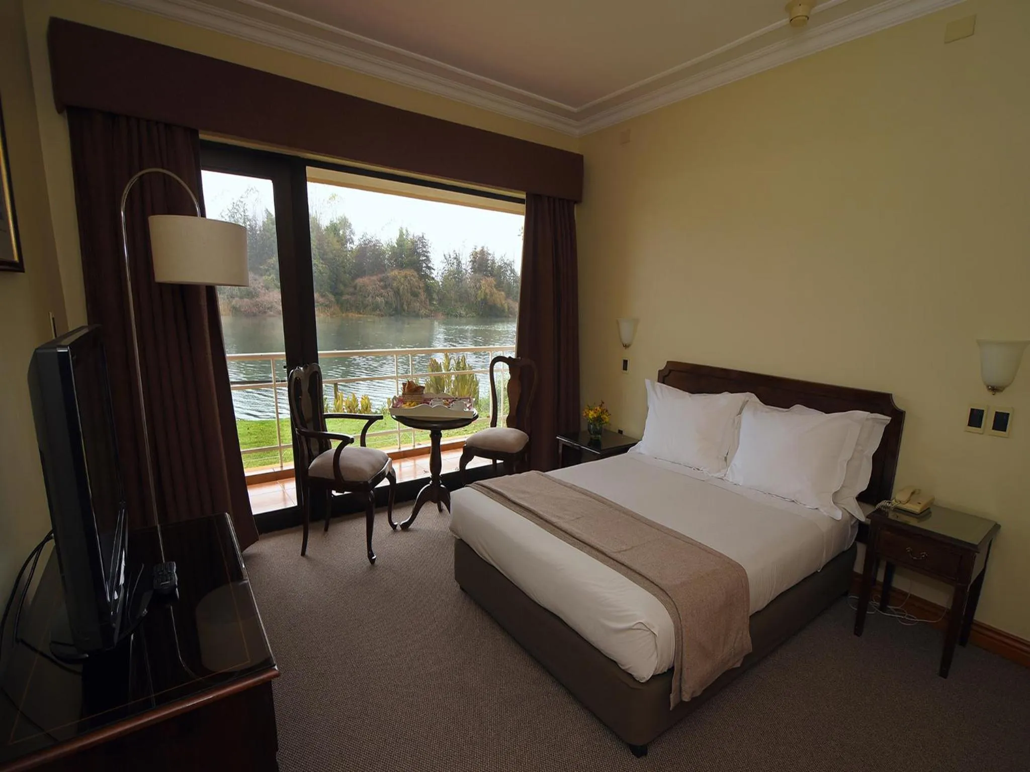 Photo of the whole room, Bed in Hotel Naguilan