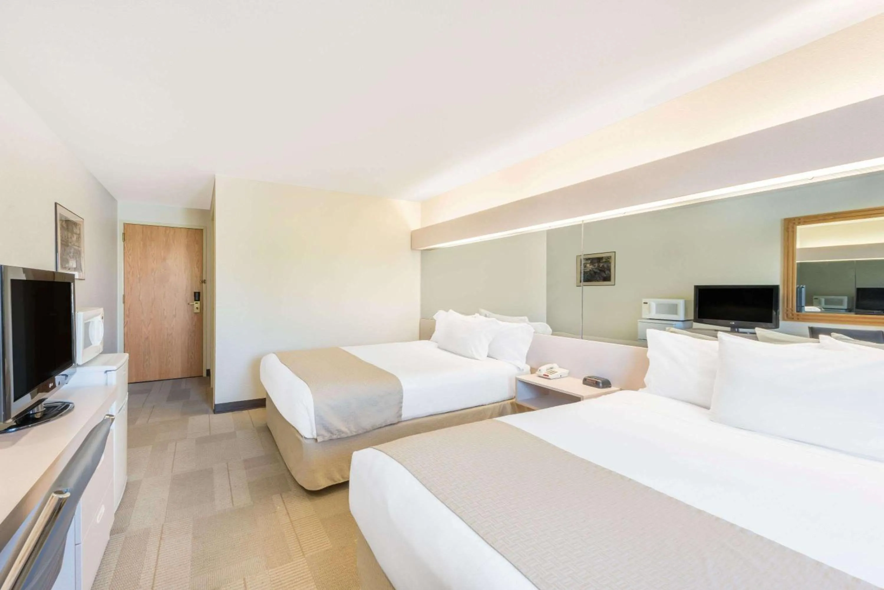 Photo of the whole room, Bed in Microtel Inn & Suites by Wyndham Sainte Genevieve