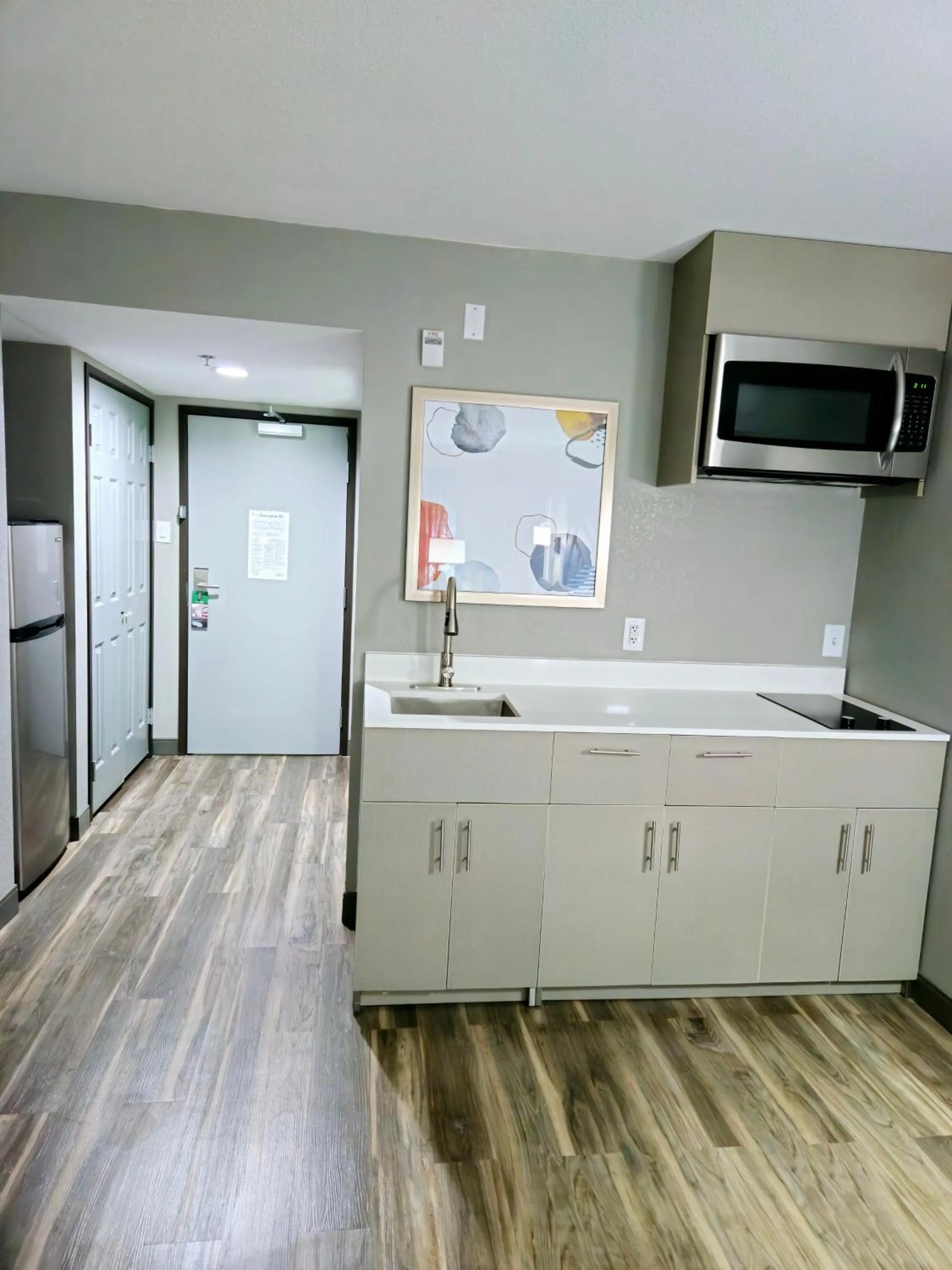 Kitchen or kitchenette in Wingate by Wyndham Sulphur Near Lake Charles