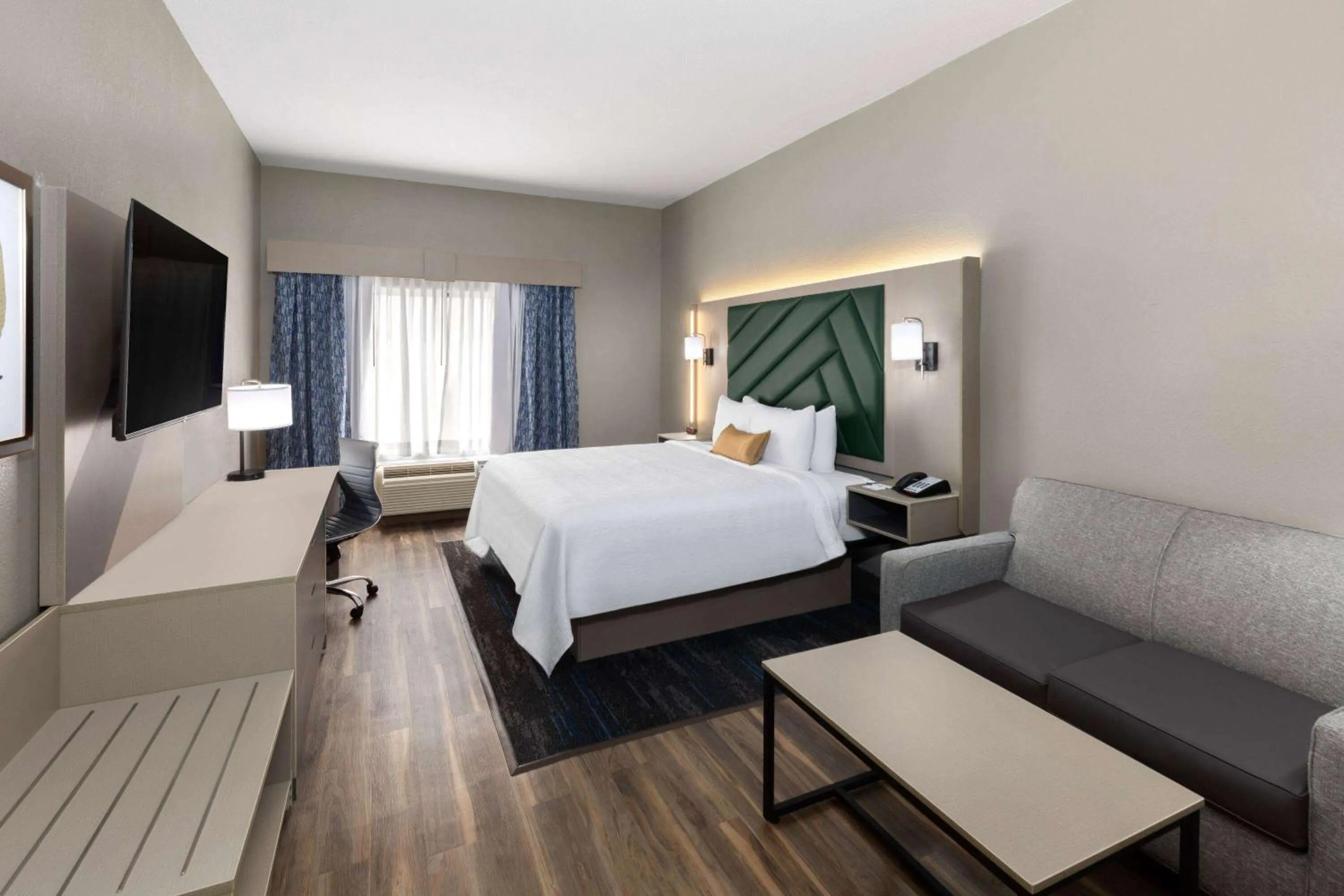 Photo of the whole room, Bed in Wingate by Wyndham Sulphur Near Lake Charles