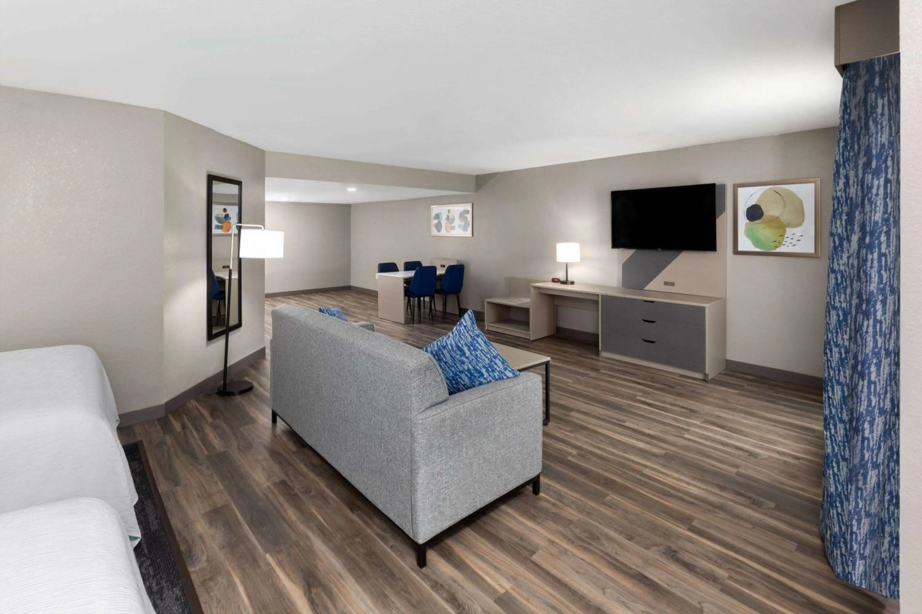 Photo of the whole room in Wingate by Wyndham Sulphur Near Lake Charles