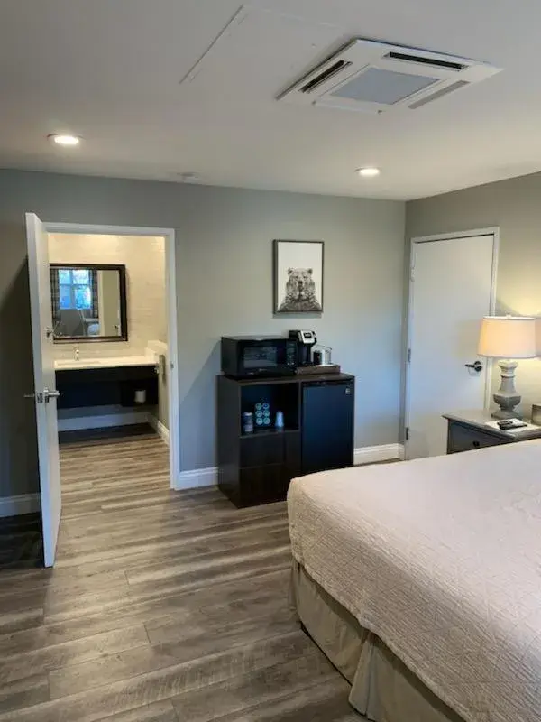 Deluxe Double Room in Big Bear Frontier Deluxe Double Room in Big Bear Frontier