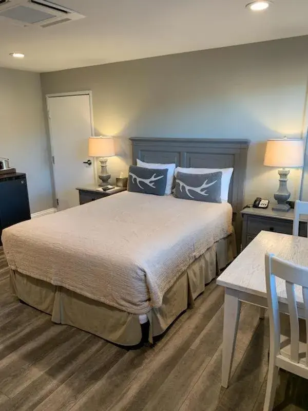 Deluxe Double Room in Big Bear Frontier Deluxe Double Room in Big Bear Frontier