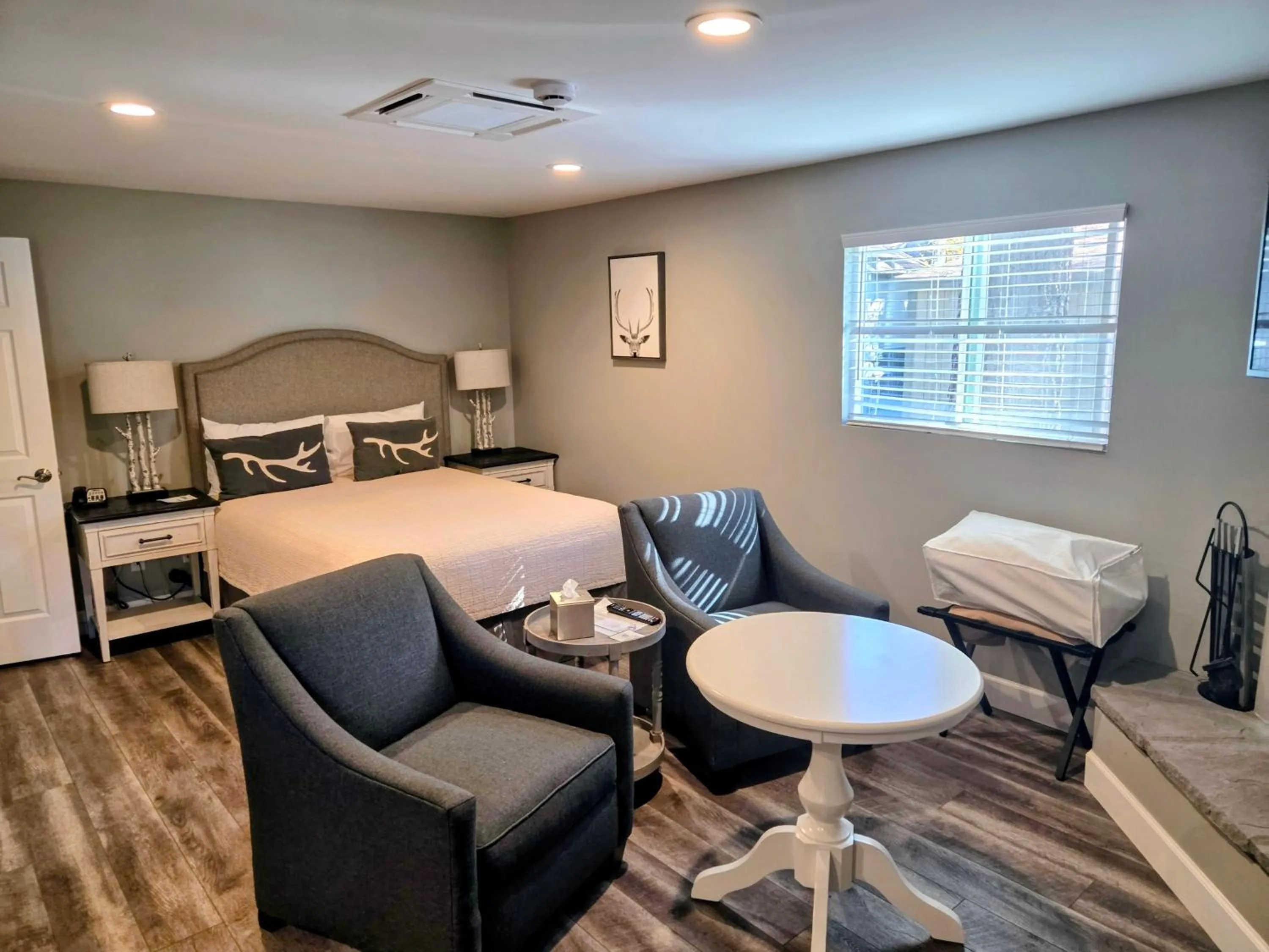 Living room, Bed in Big Bear Frontier