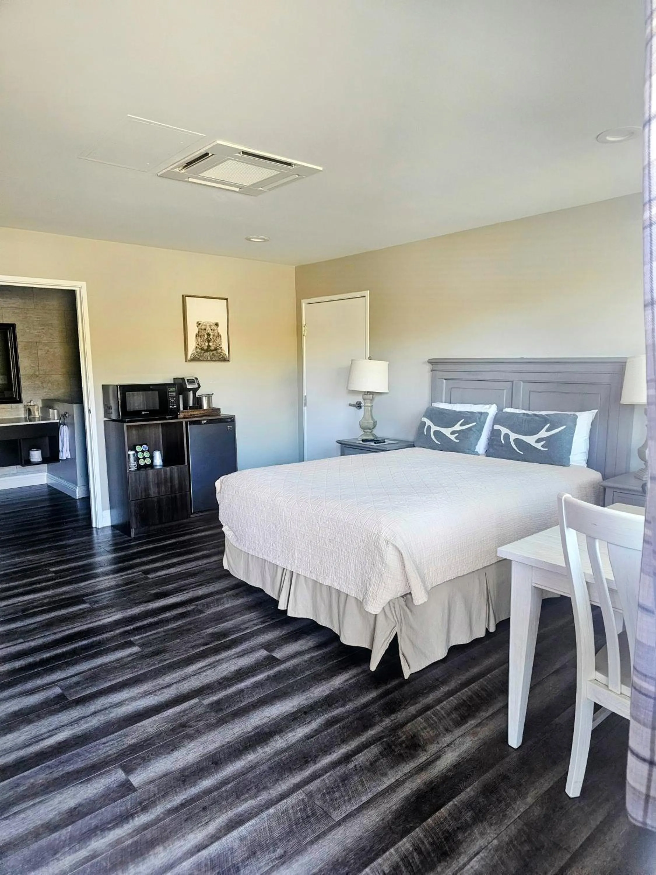 Bedroom, Bed in Big Bear Frontier