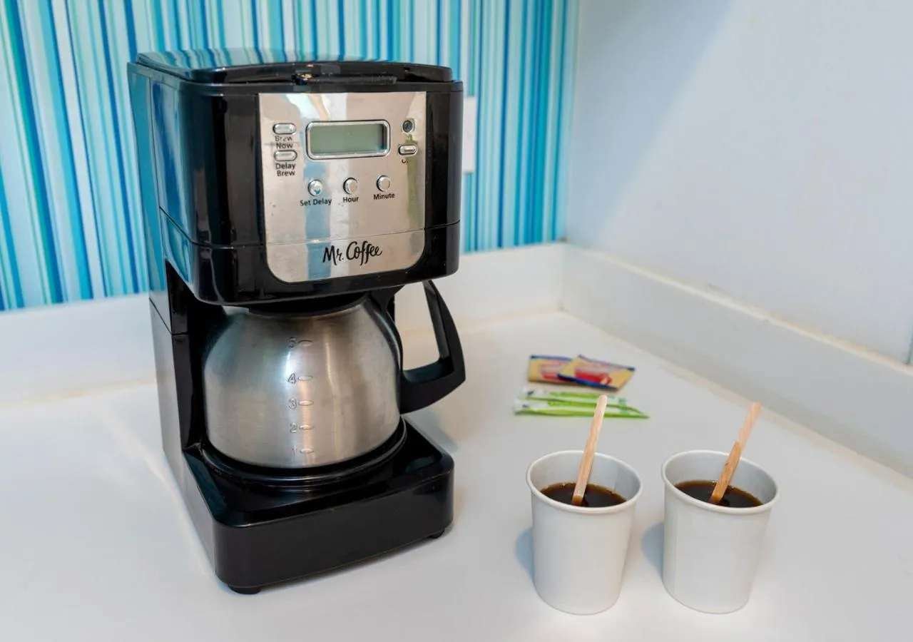 Coffee/tea facilities in Aqualina Inn