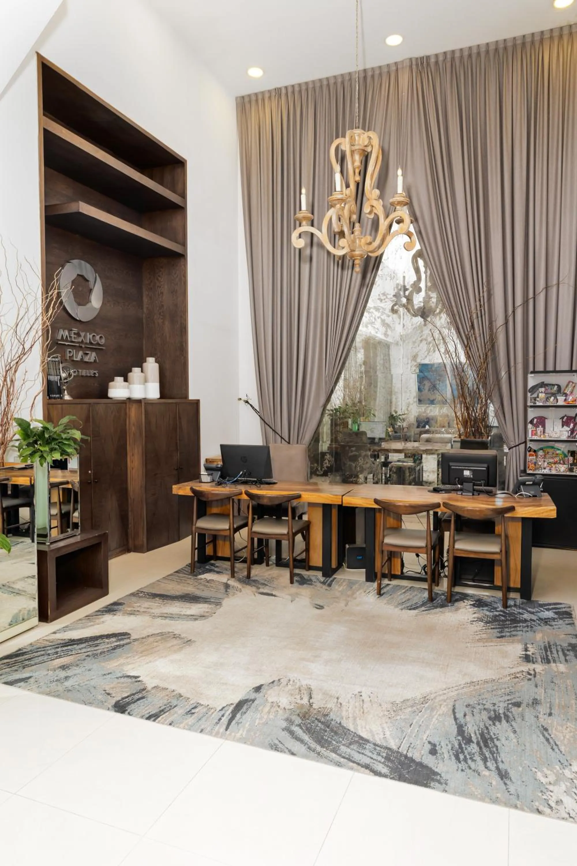 Lobby or reception in Hotel Suites México Plaza León Campestre