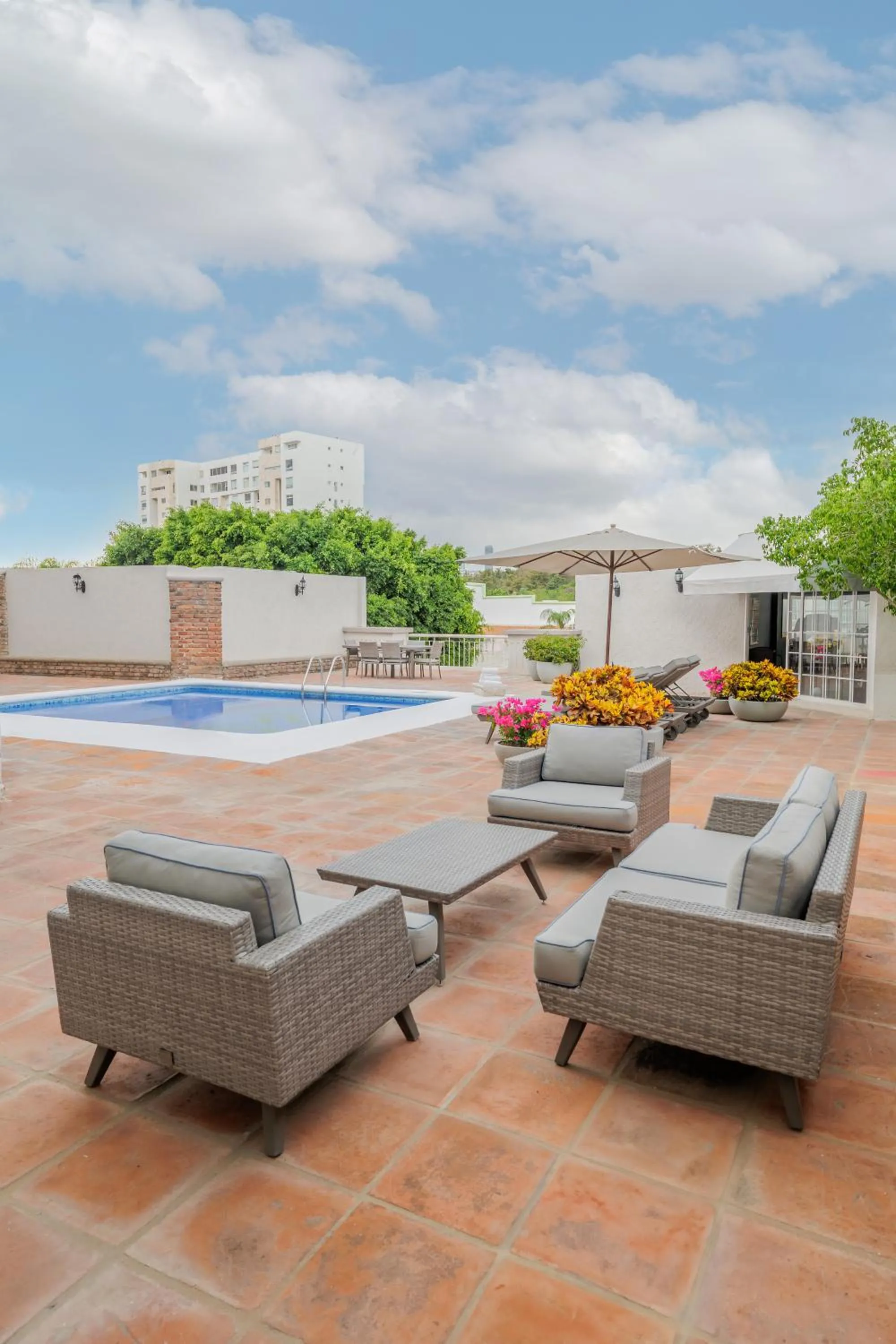 Swimming pool in Hotel Suites México Plaza León Campestre