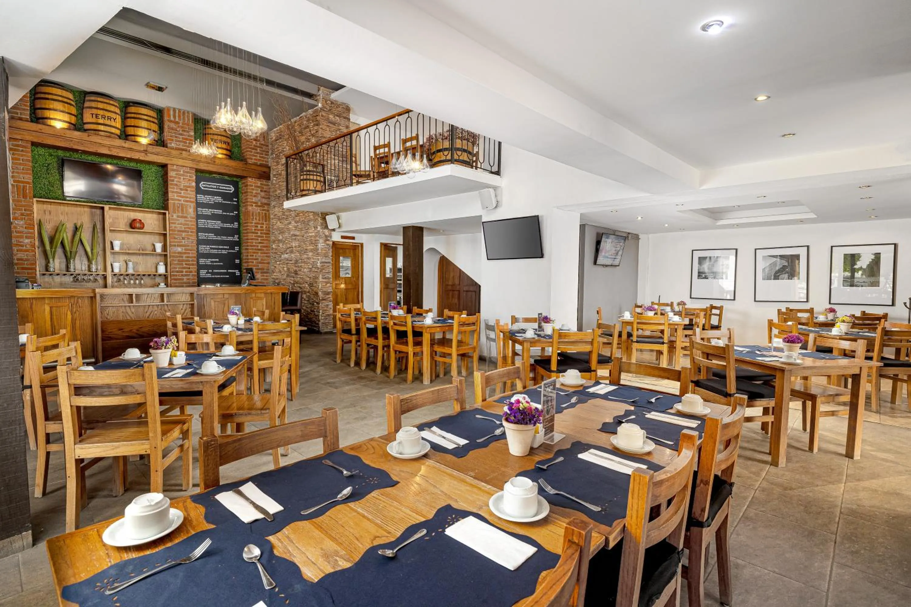 Restaurant/places to eat in Hotel Suites México Plaza León Campestre