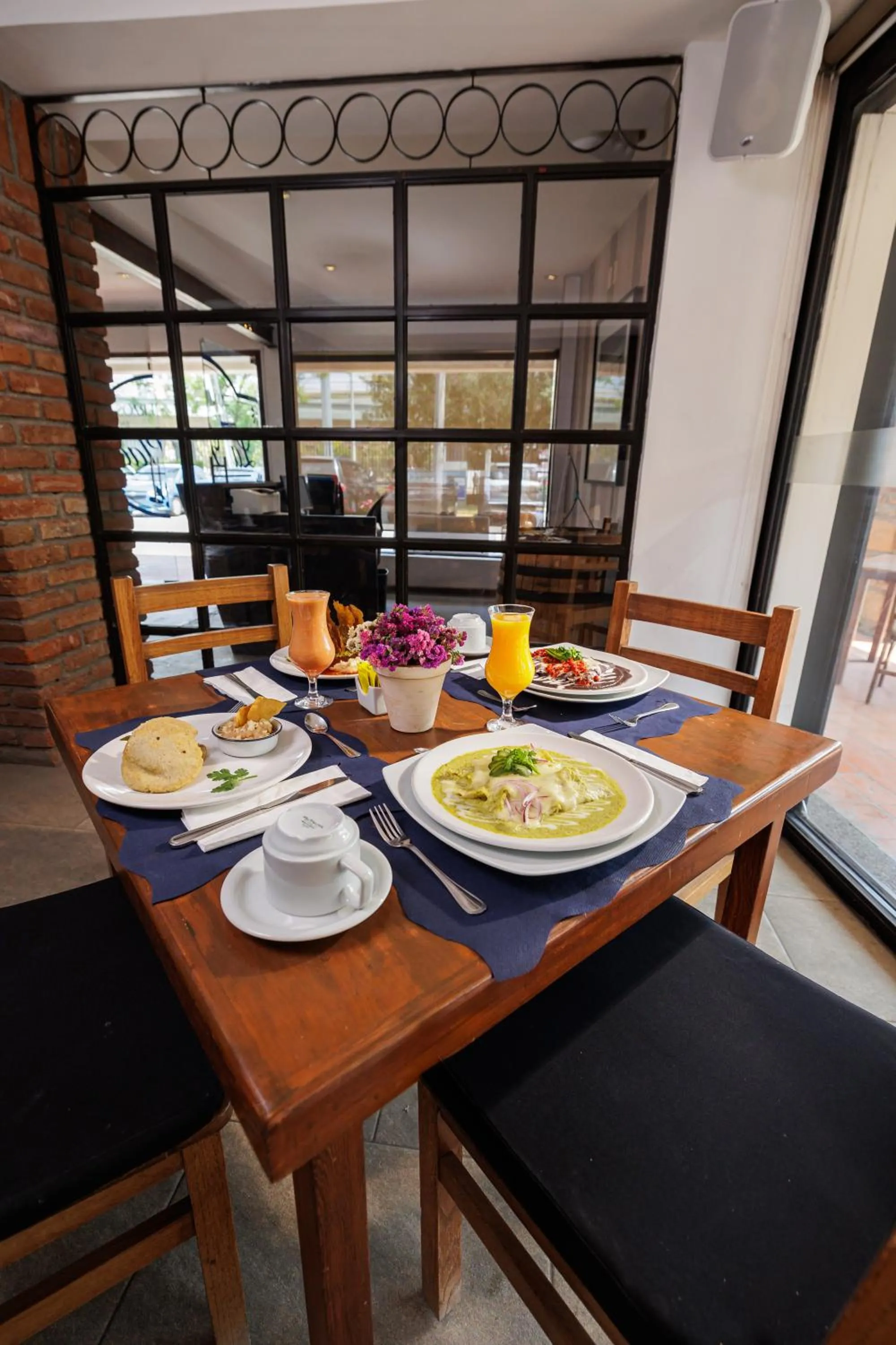 Restaurant/places to eat in Hotel Suites México Plaza León Campestre