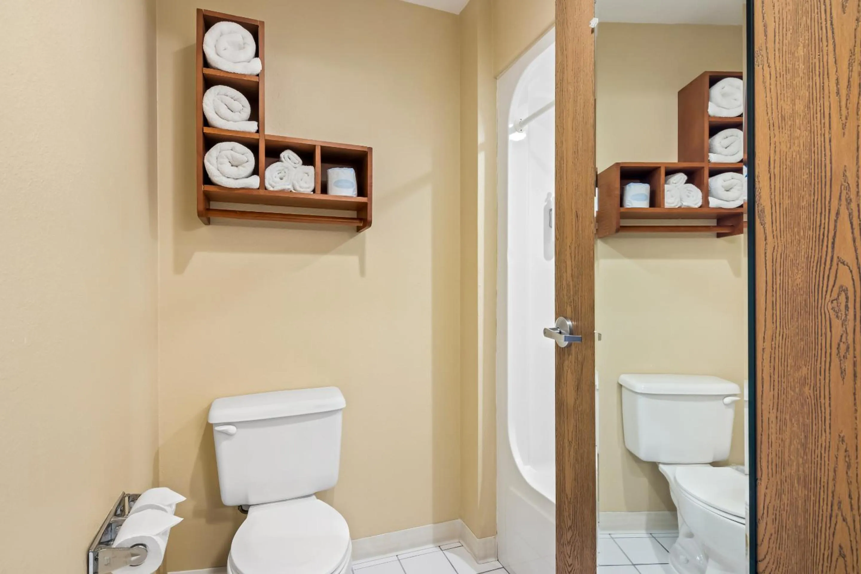 Bathroom in Beachfront Hotel Houghton Lake