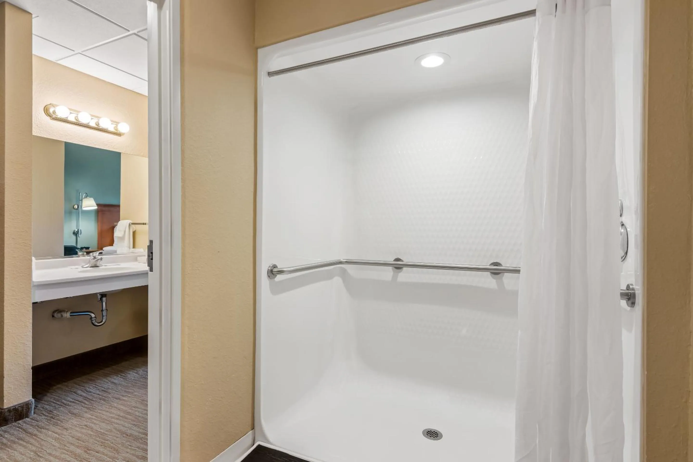 Shower in Beachfront Hotel Houghton Lake