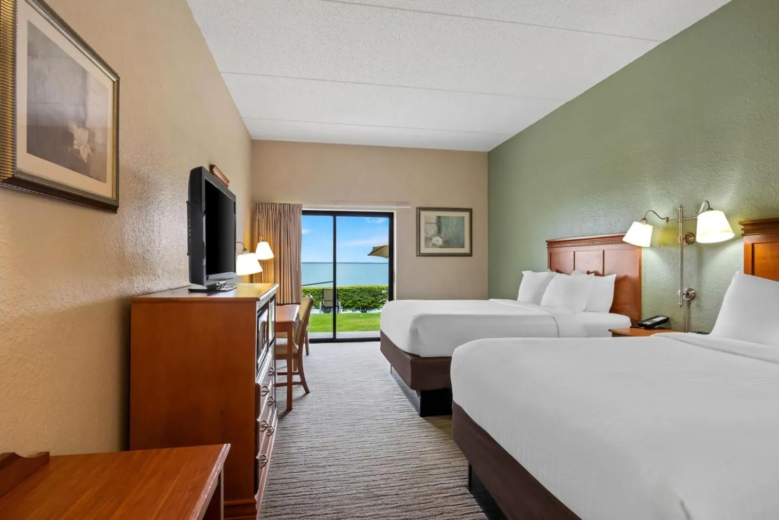 Bed in Beachfront Hotel Houghton Lake