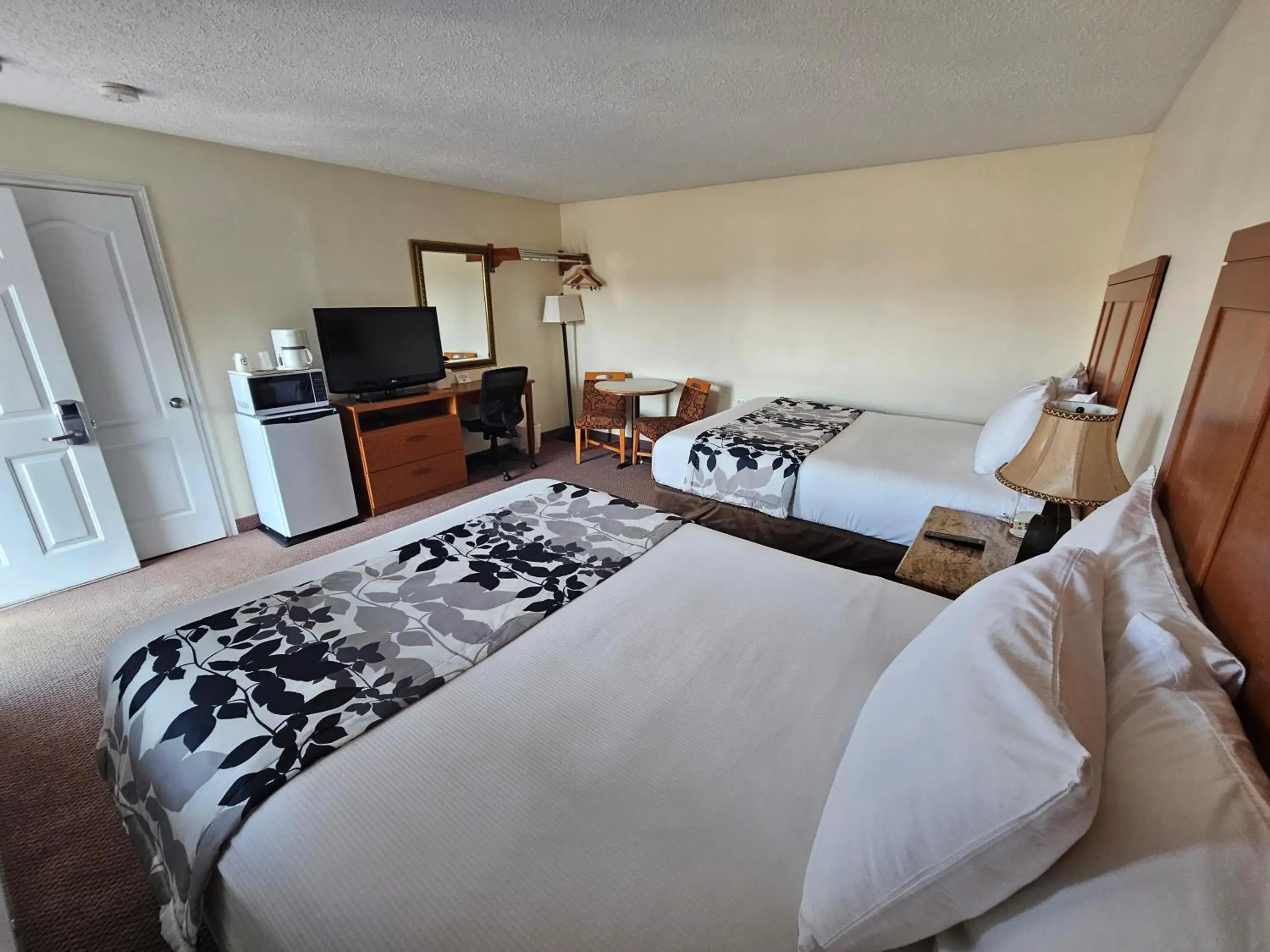 Queen Room with Two Queen Beds - Second floor in Huntsville Inn Queen Room with Two Queen Beds - Second floor in Huntsville Inn