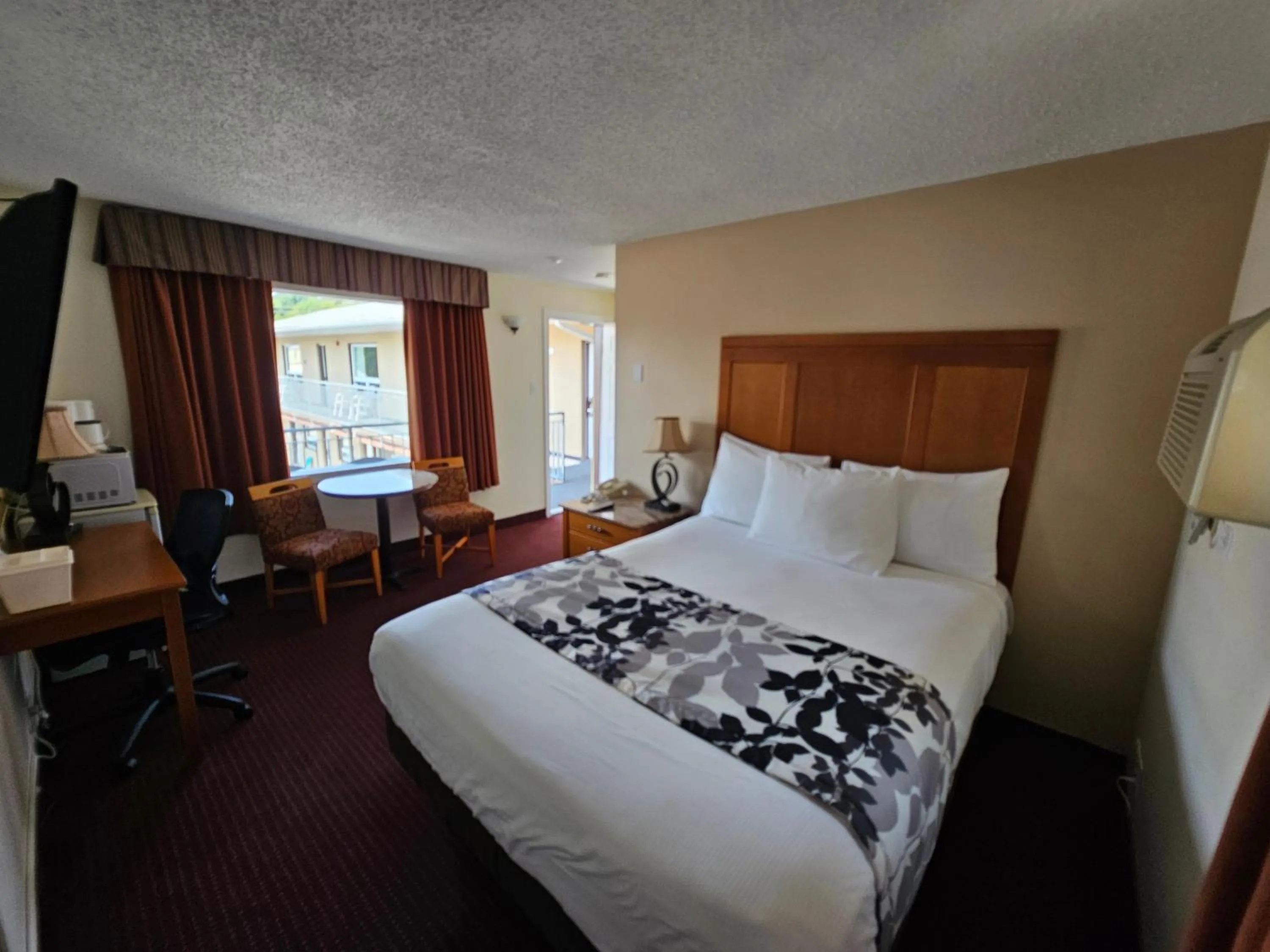 Photo of the whole room, Bed in Huntsville Inn