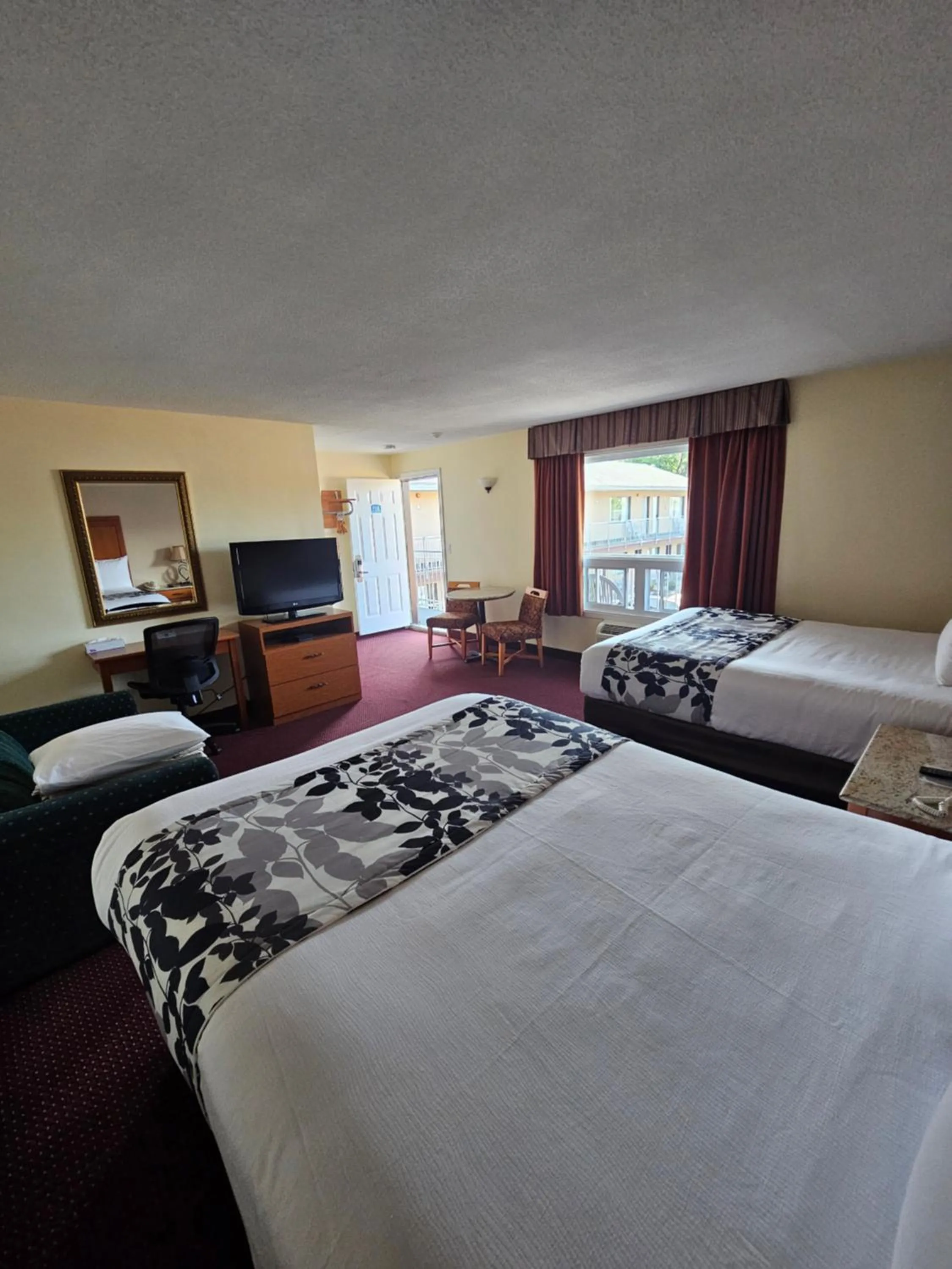 Photo of the whole room, Bed in Huntsville Inn