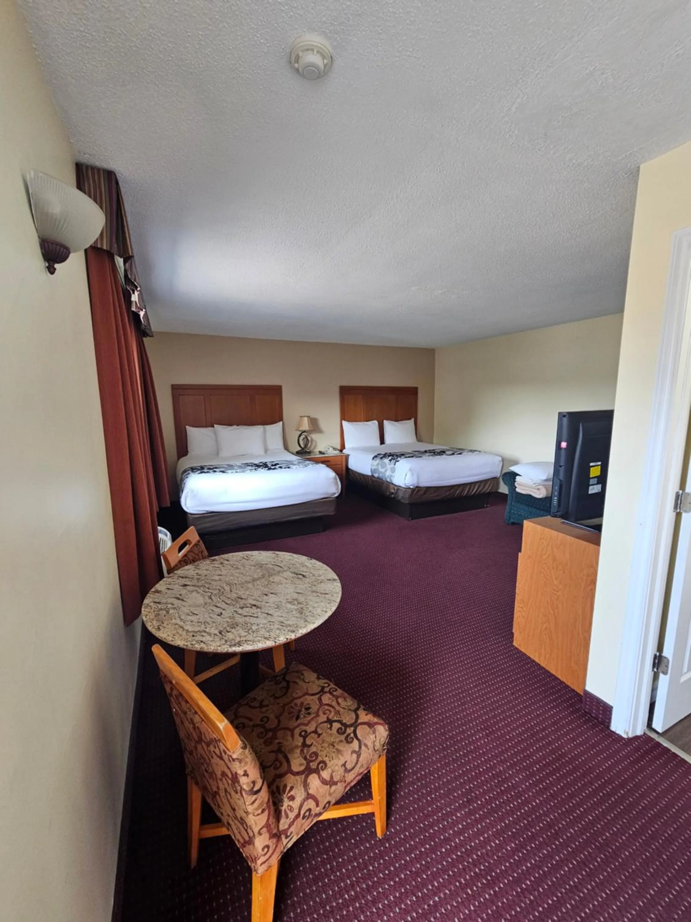 Bedroom, Bed in Huntsville Inn