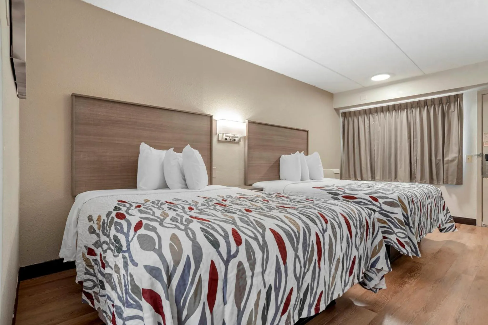 Photo of the whole room, Bed in Red Roof Inn West Monroe