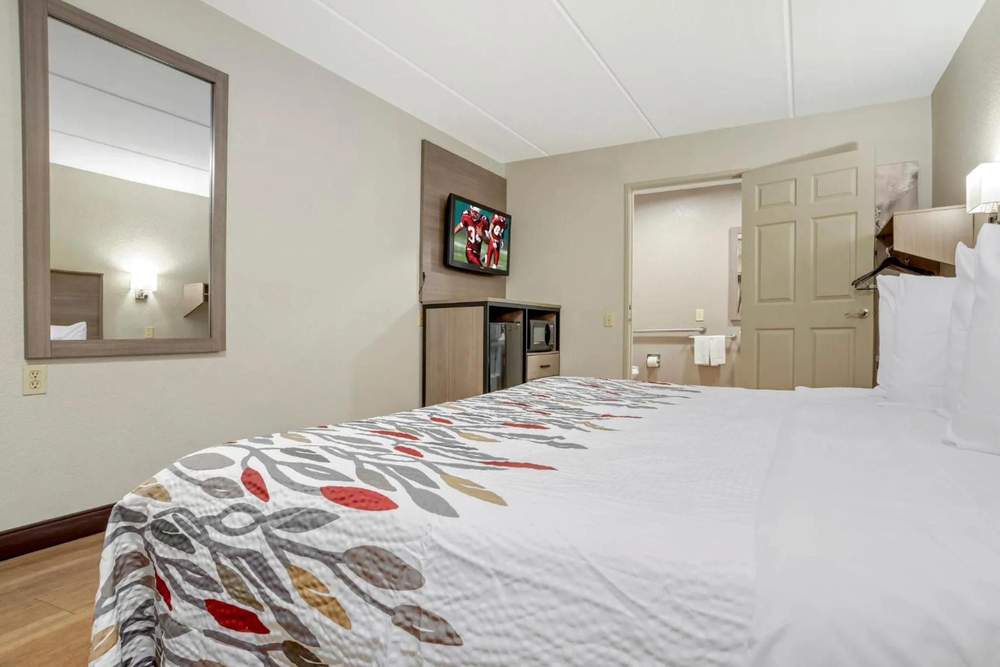 Property building, Bed in Red Roof Inn West Monroe