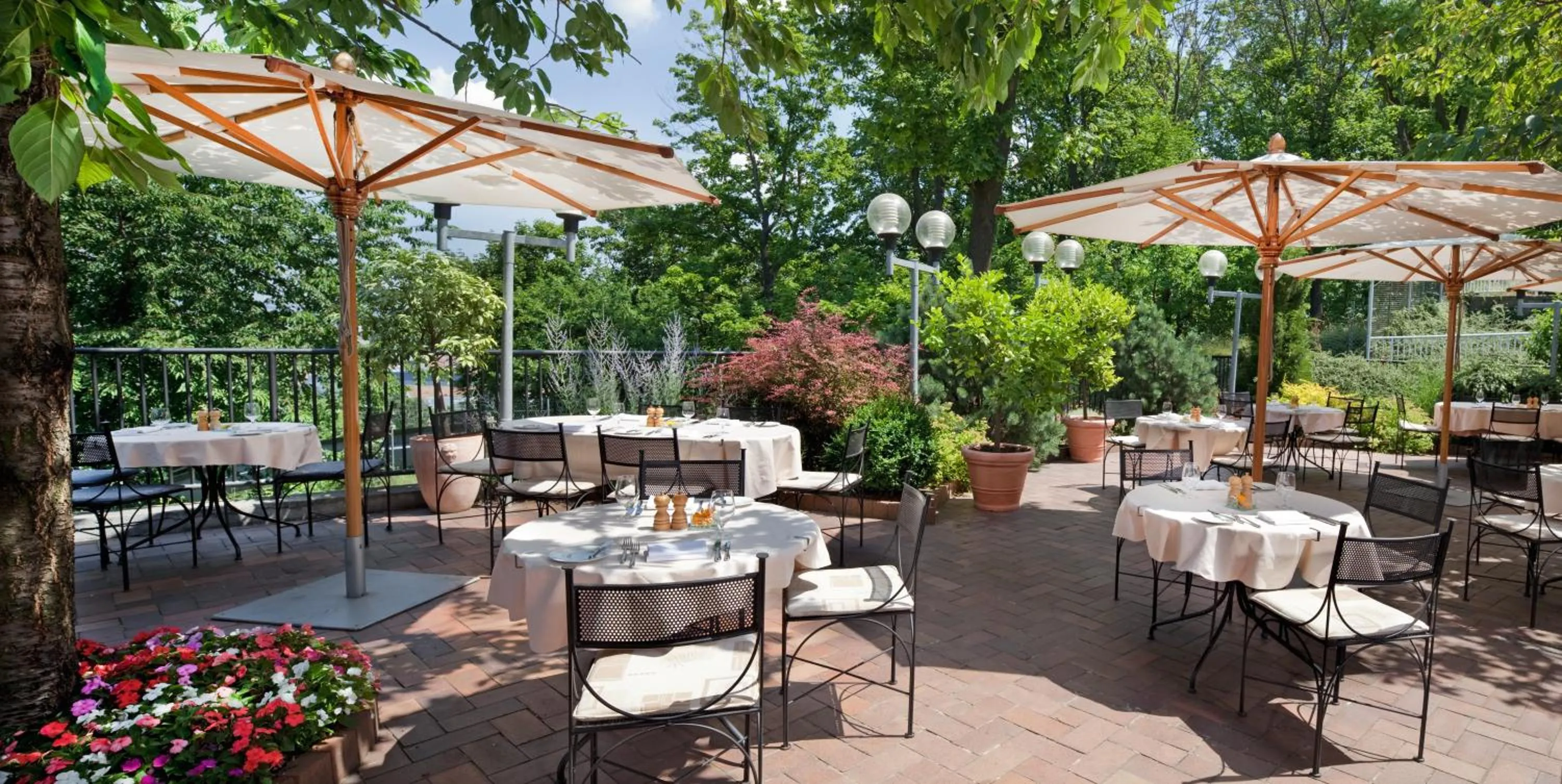 Restaurant/places to eat in NH Collection Prague