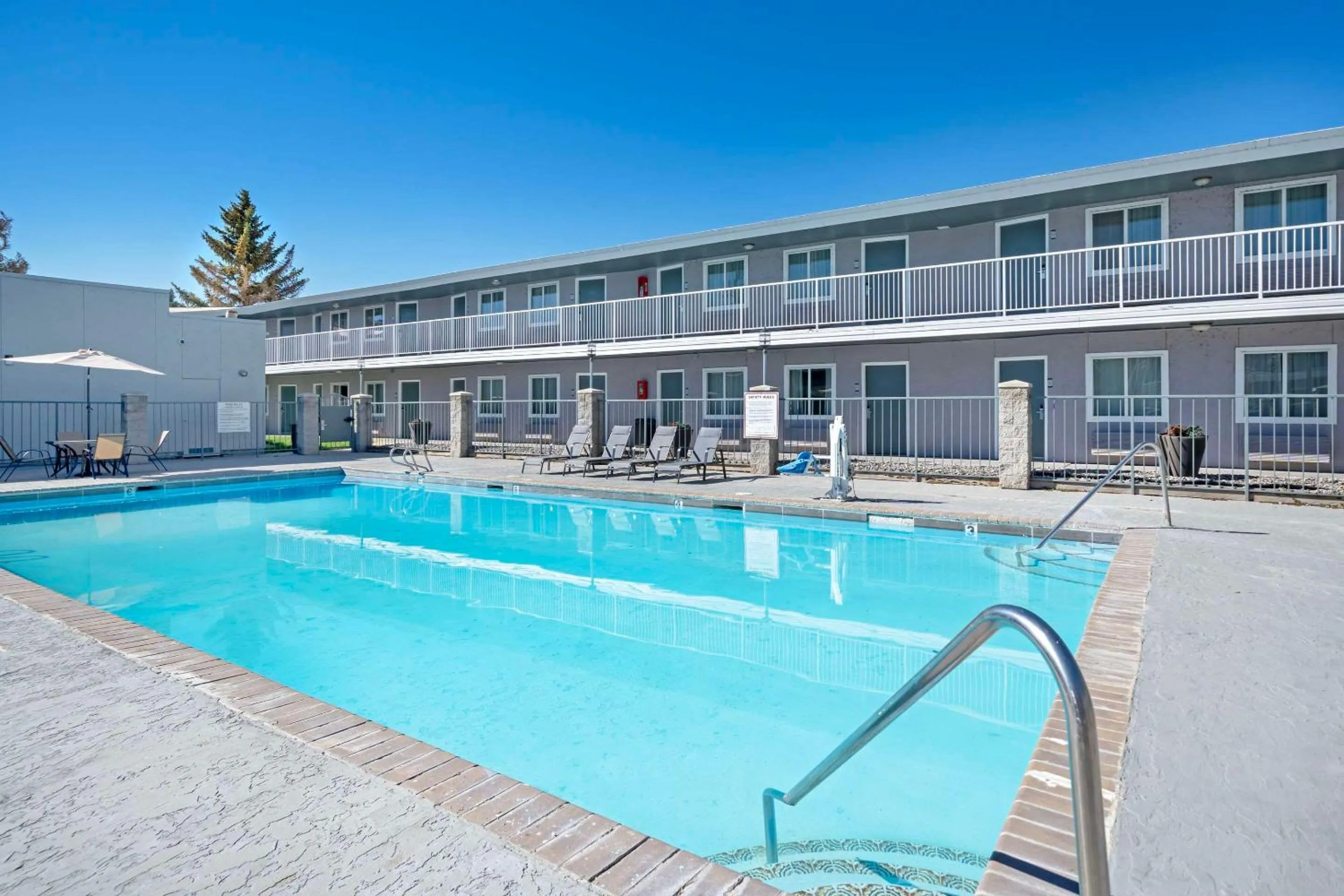 Swimming pool in Quality Inn Idaho Falls