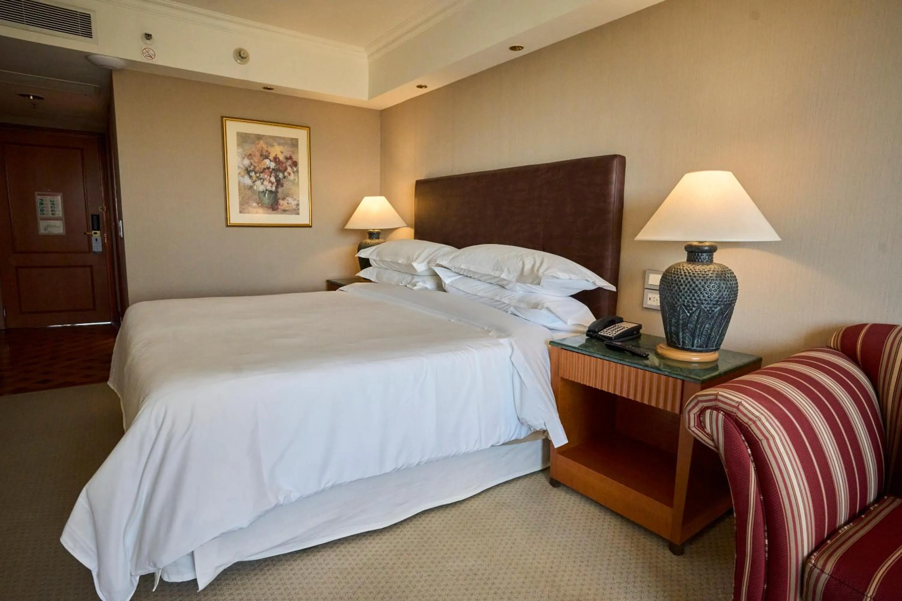 Bed in Sheraton Pilar Hotel & Convention Center