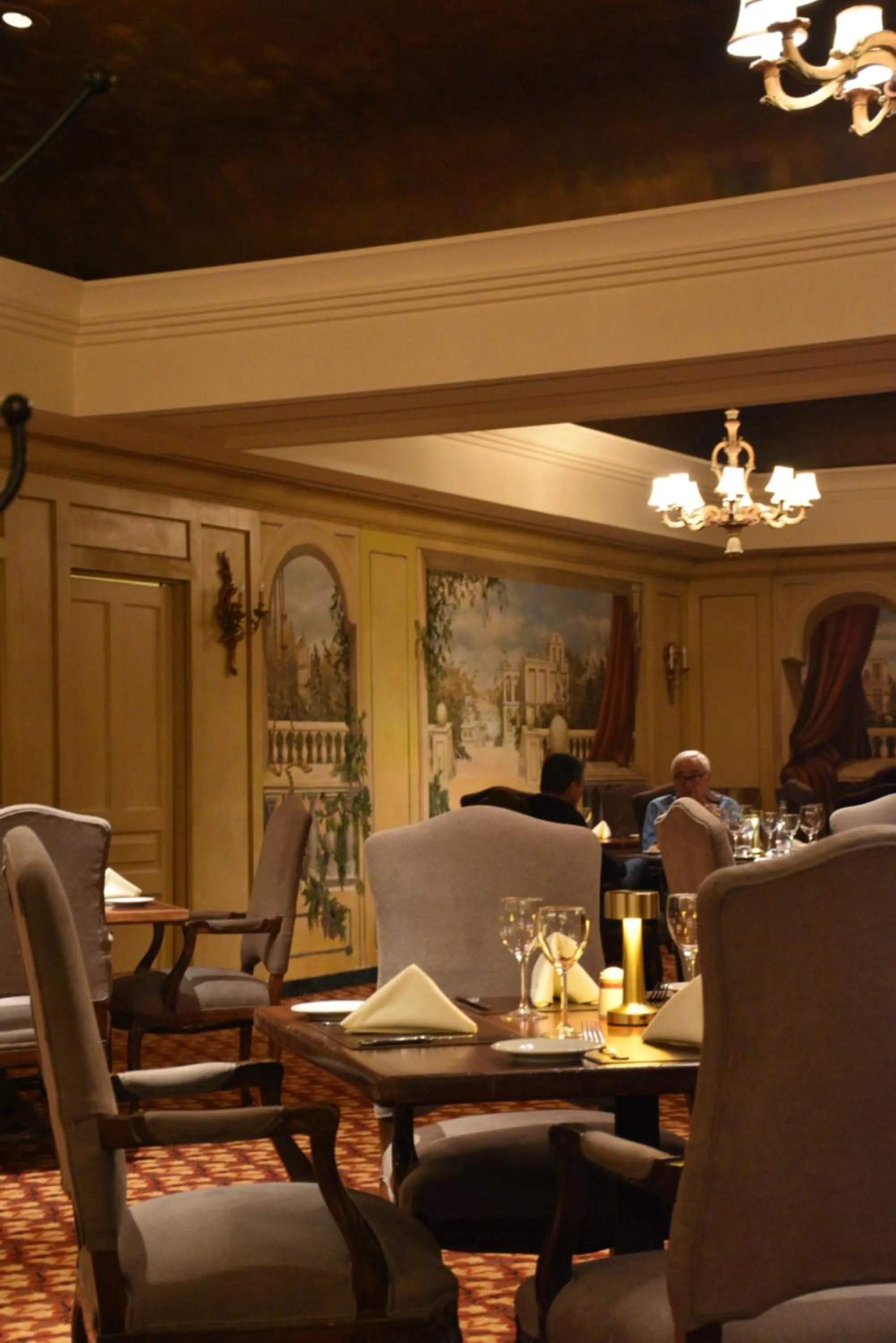 Restaurant/places to eat in Sheraton Pilar Hotel & Convention Center