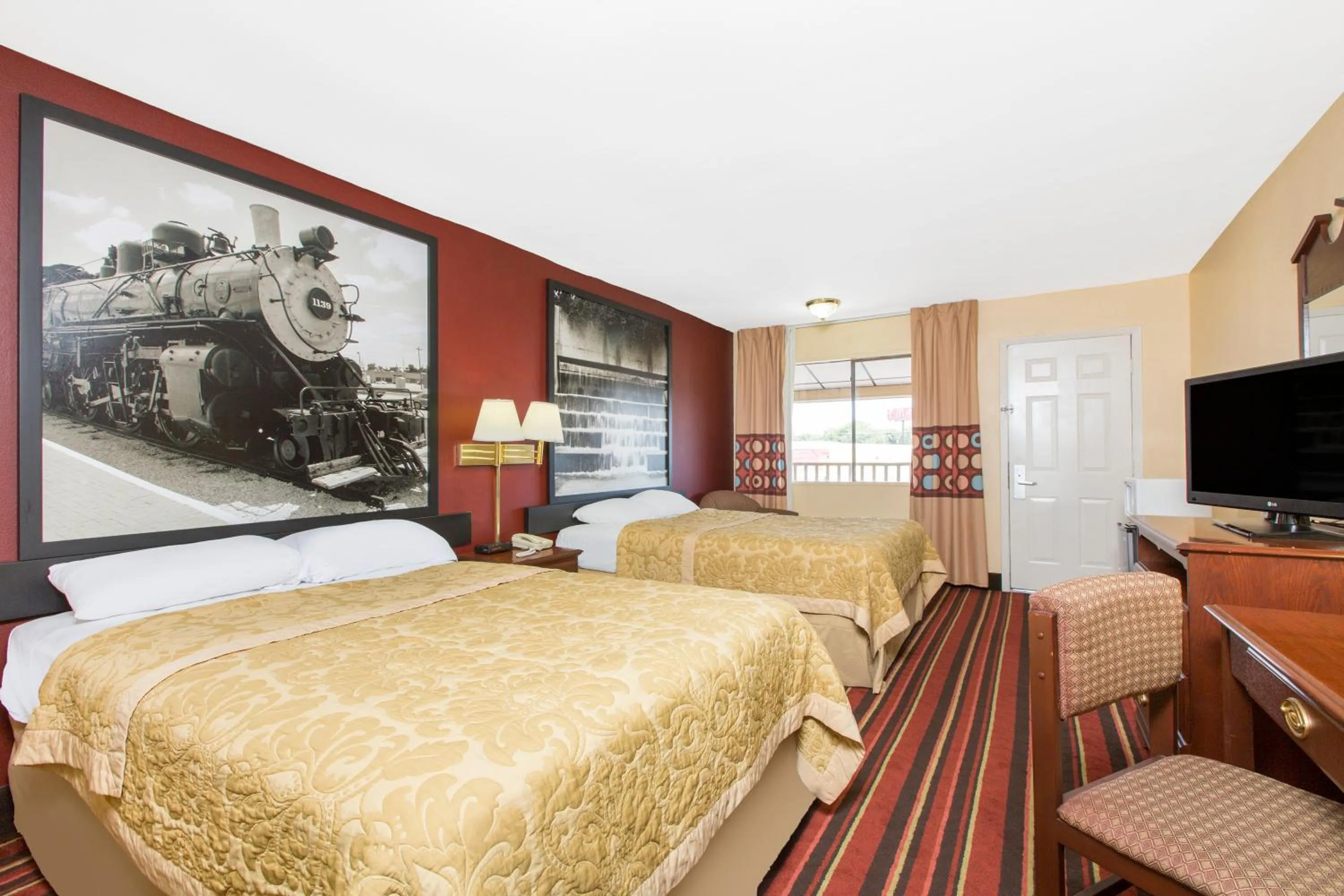 Photo of the whole room, Bed in Super 8 by Wyndham Temple S General Bruce