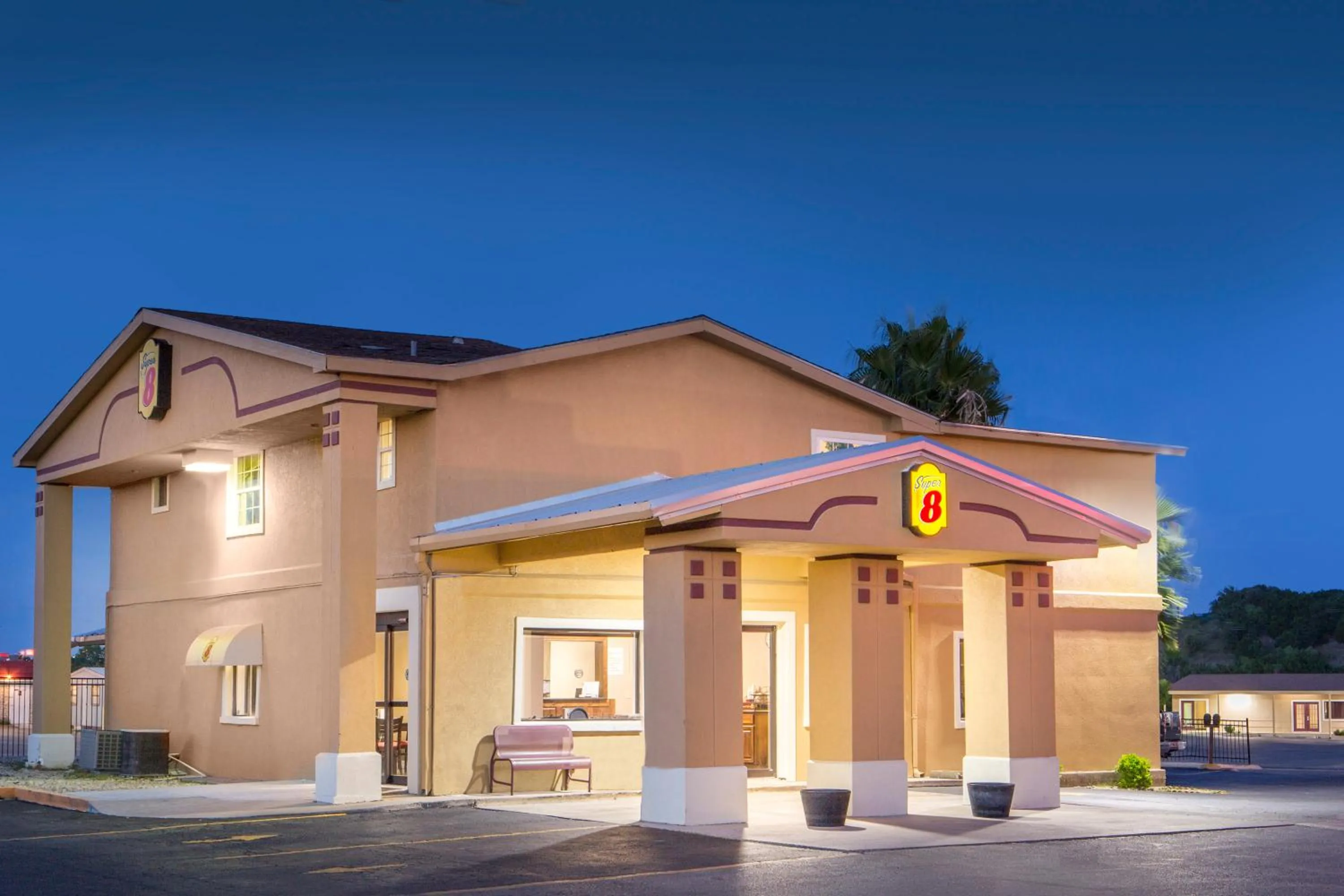 Facade/entrance in Super 8 by Wyndham Temple S General Bruce