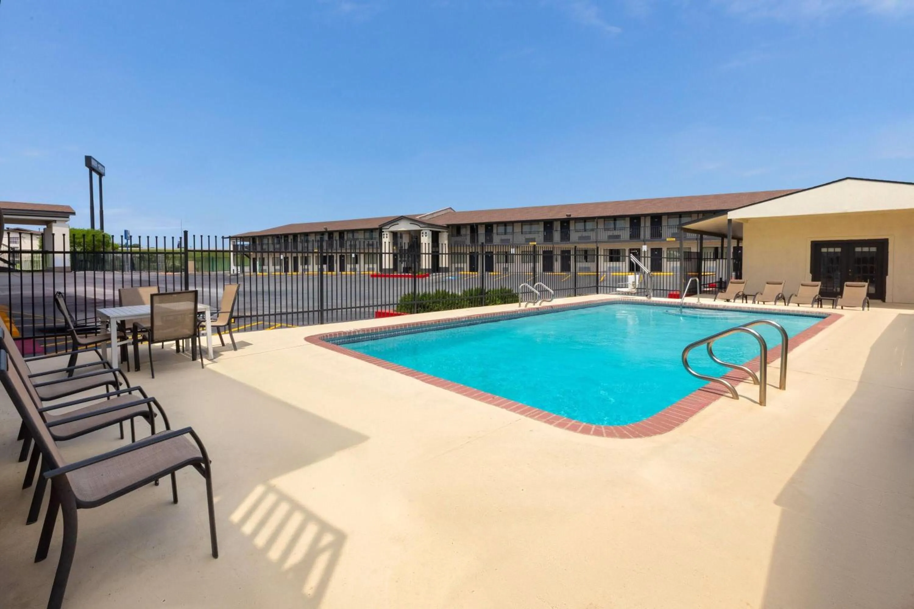 Swimming pool in Super 8 by Wyndham Temple S General Bruce