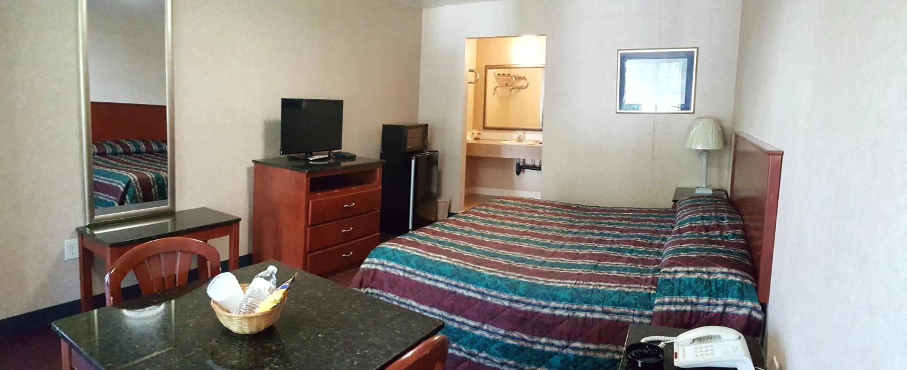 Photo of the whole room, Bed in Atrium Inn & Suites