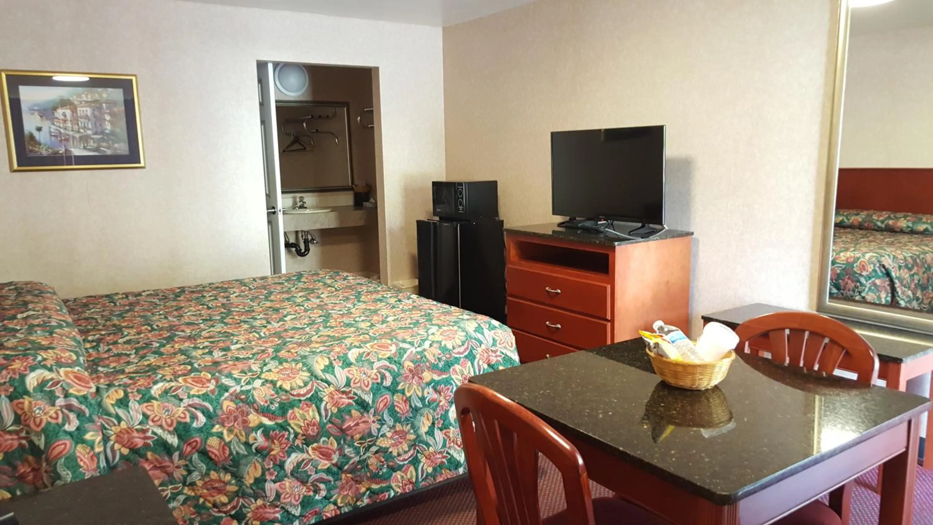 TV and multimedia, Bed in Atrium Inn & Suites