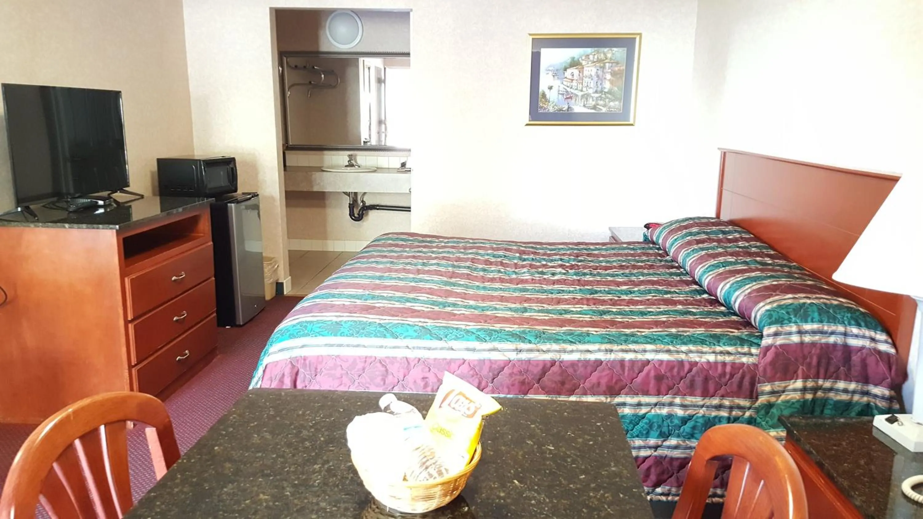 Bed in Atrium Inn & Suites