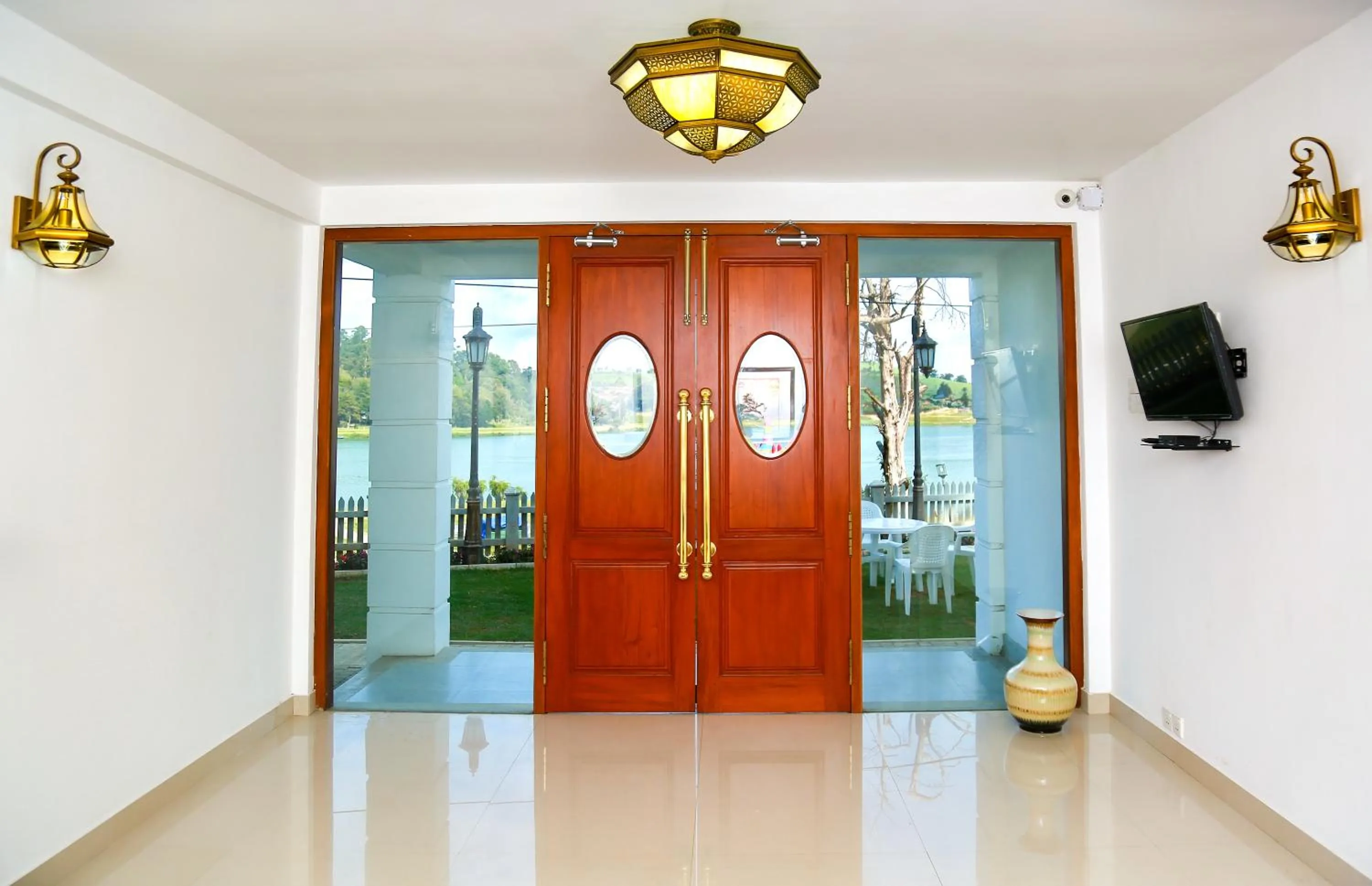 Facade/entrance in Royal Lake Hotel