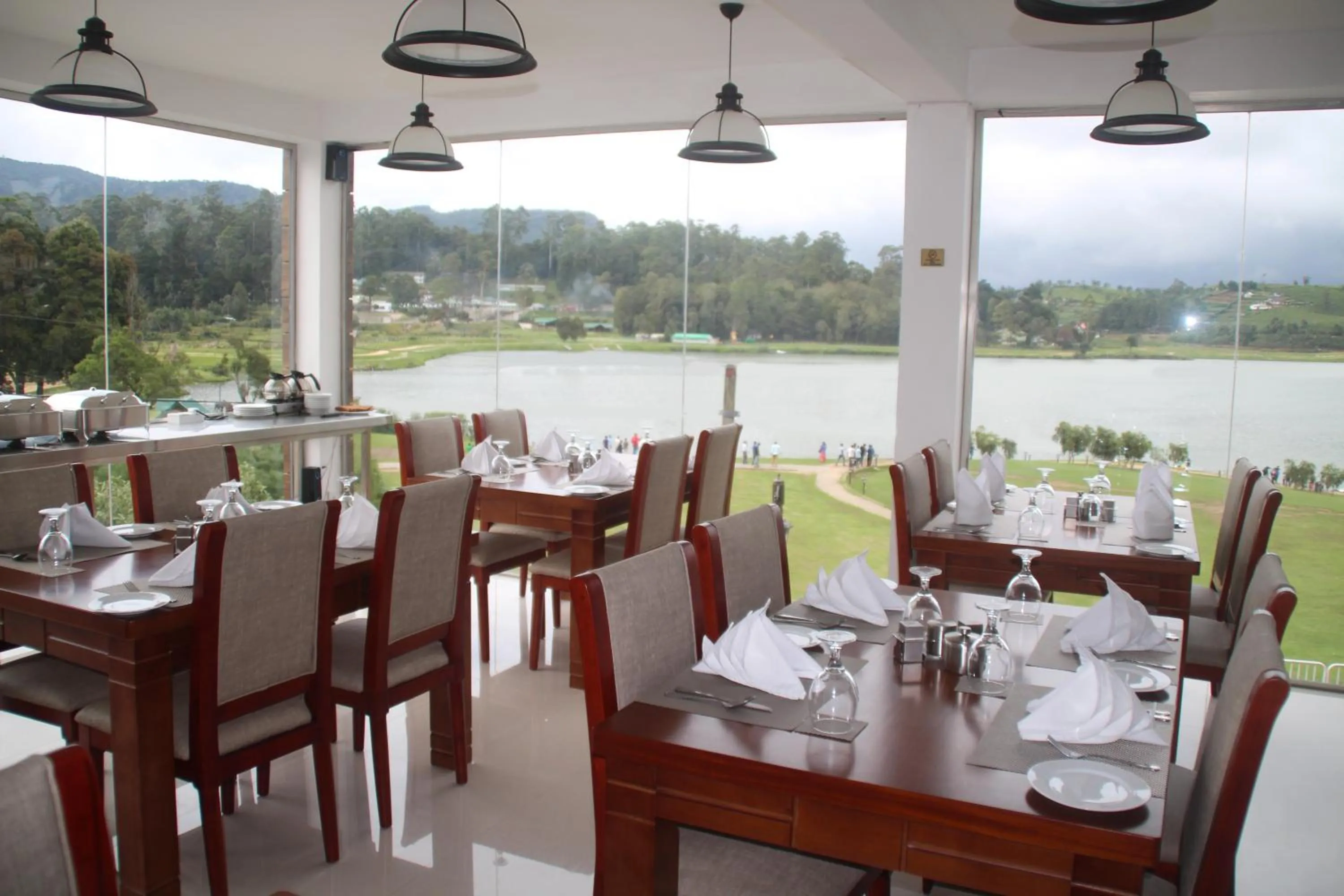 Restaurant/places to eat in Royal Lake Hotel