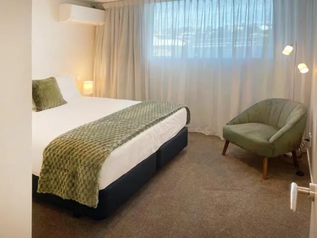 Bed in Navigate Seaside Hotel & Apartments