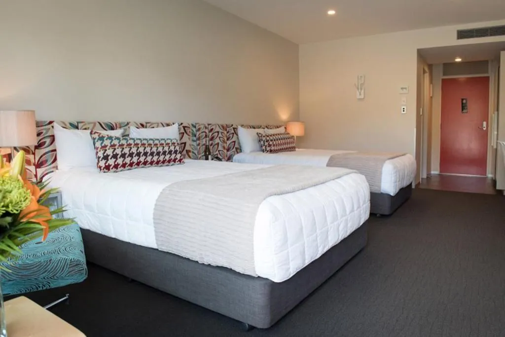 Bed in Navigate Seaside Hotel & Apartments