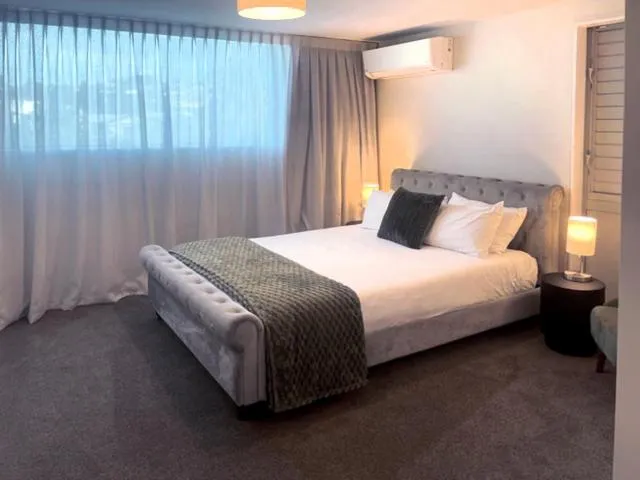 Bed in Navigate Seaside Hotel & Apartments