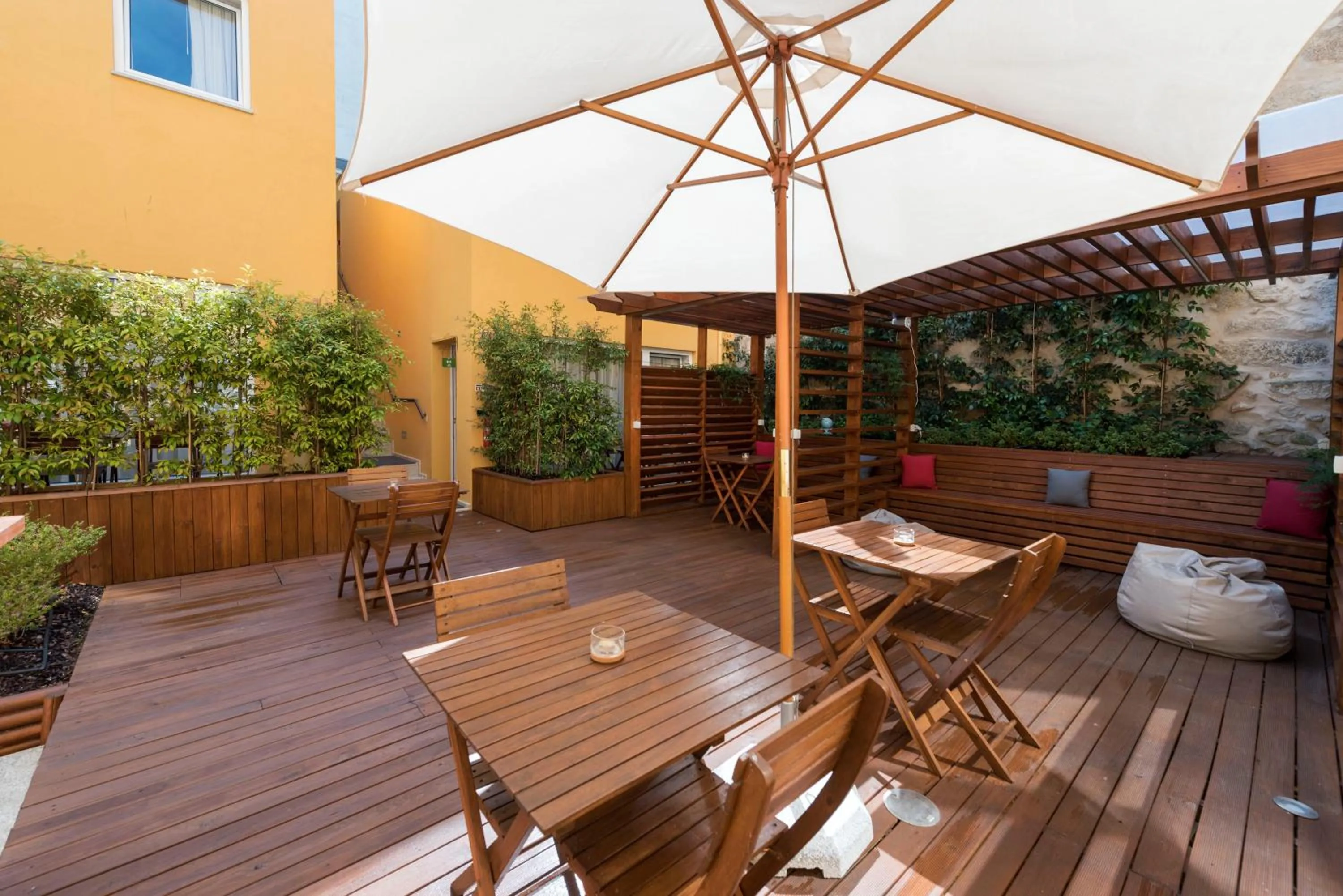 Garden in Bloom House by Sweet Porto