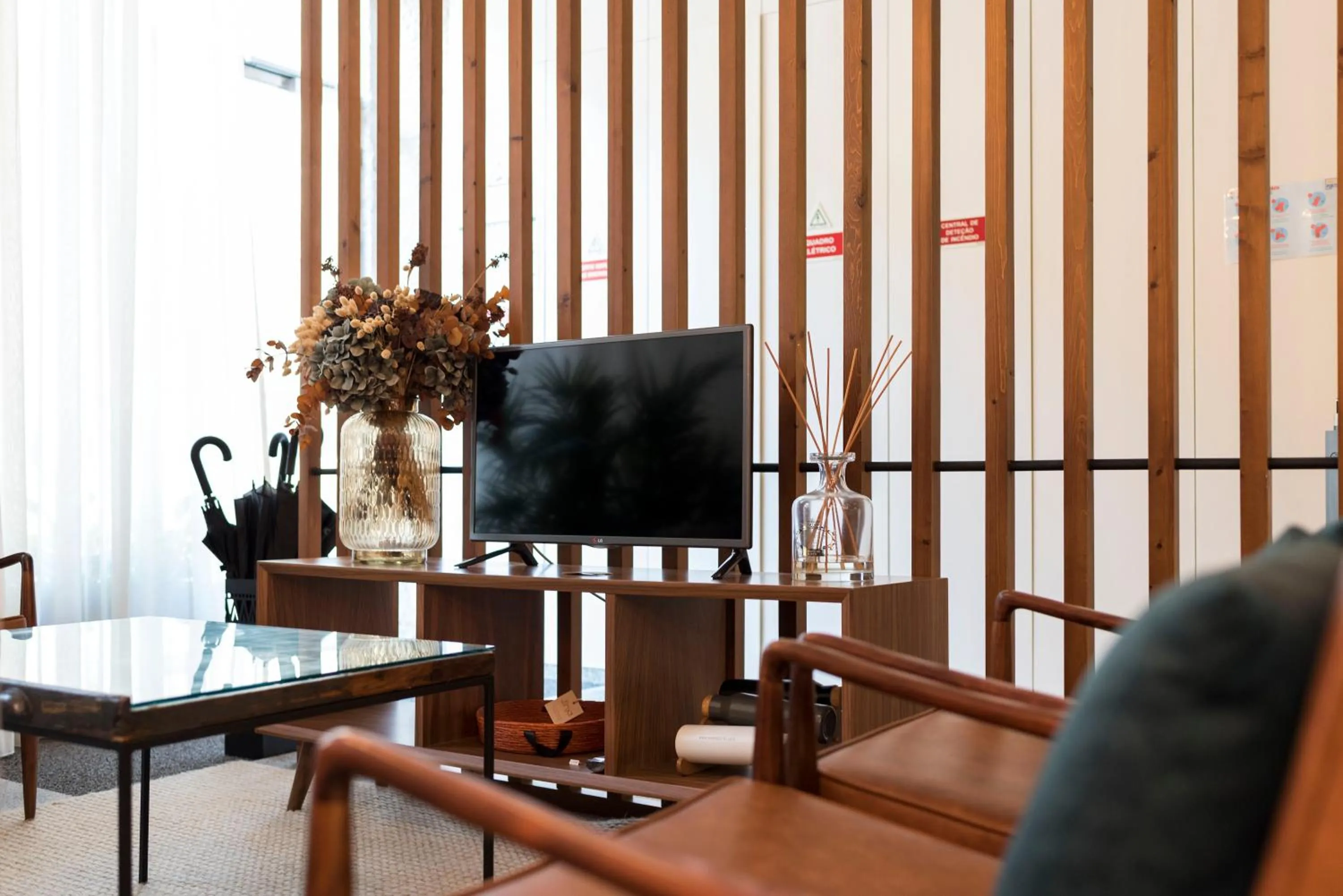 TV and multimedia in Bloom House by Sweet Porto