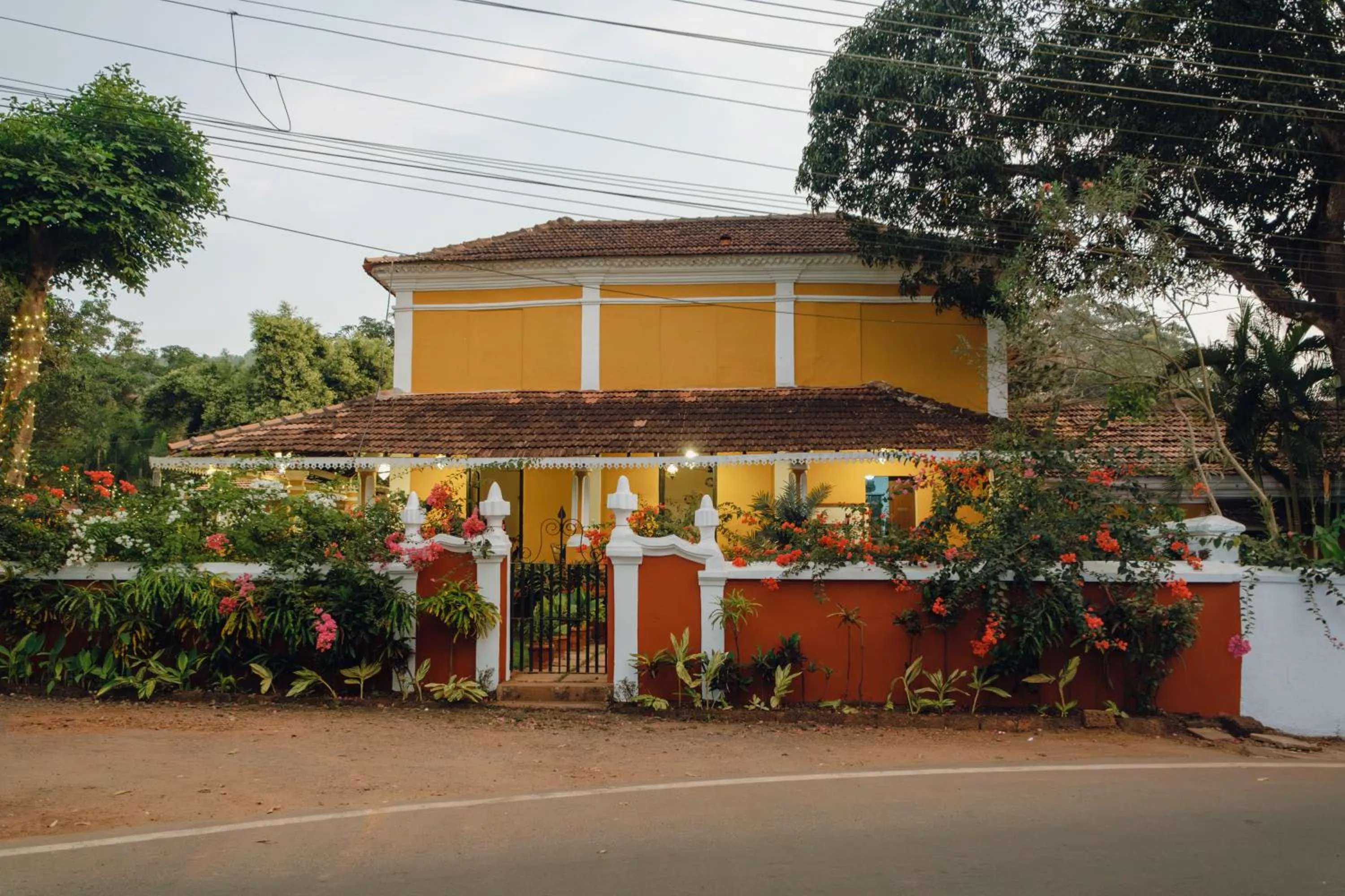 Property building in Granpa's Inn Hotel Bougainvillea
