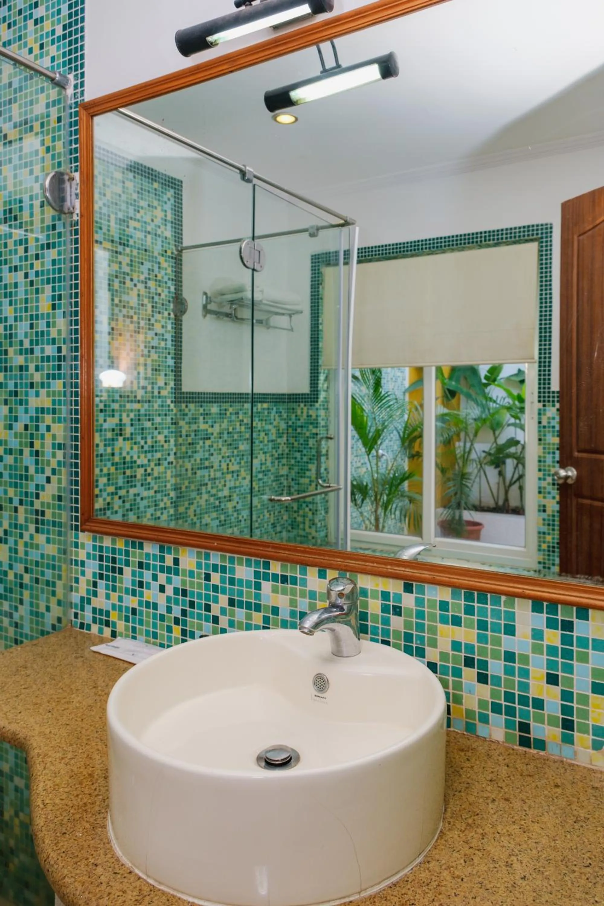 Toilet in Granpa's Inn Hotel Bougainvillea