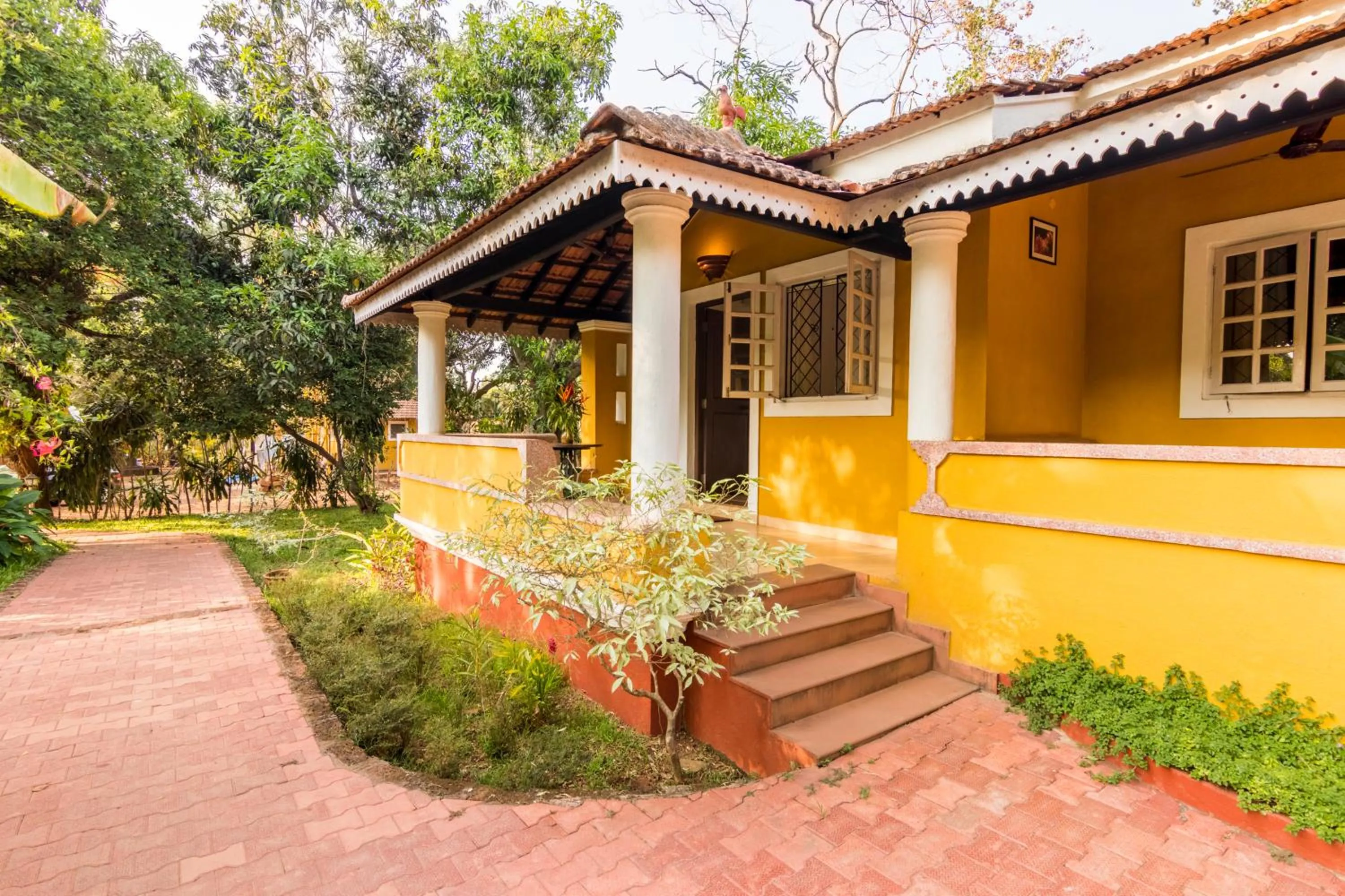 Garden in Granpa's Inn Hotel Bougainvillea